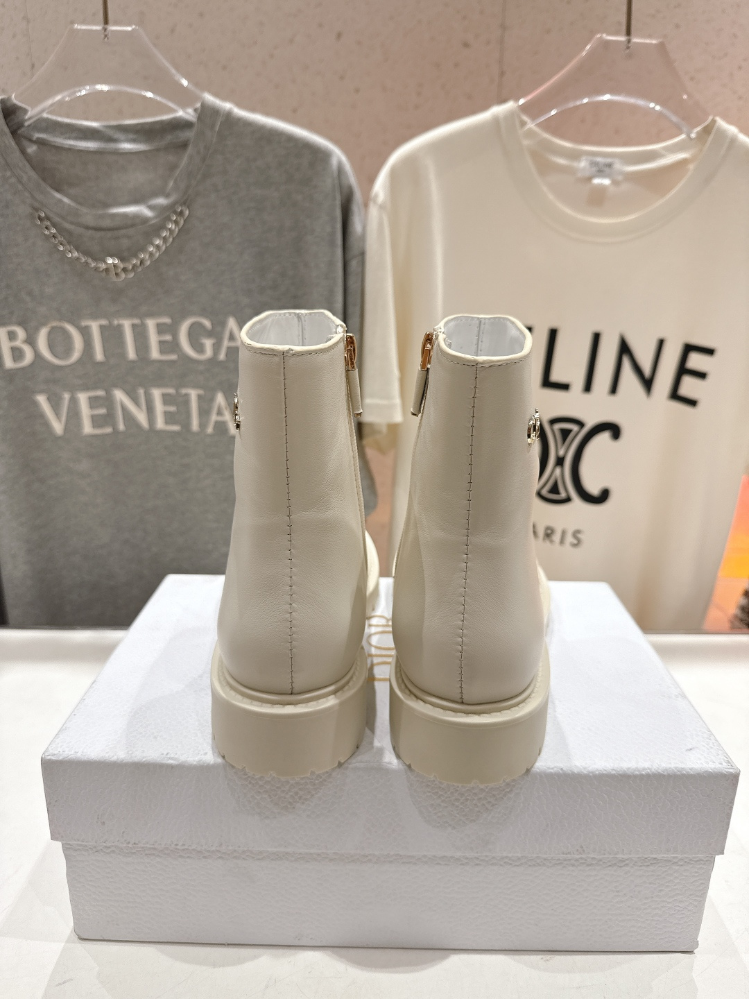 高版本出厂 Dior/迪奥D家F019 2025ss秋冬新品侧拉链平底短靴，经久不衰的马丁靴造型，彰显经