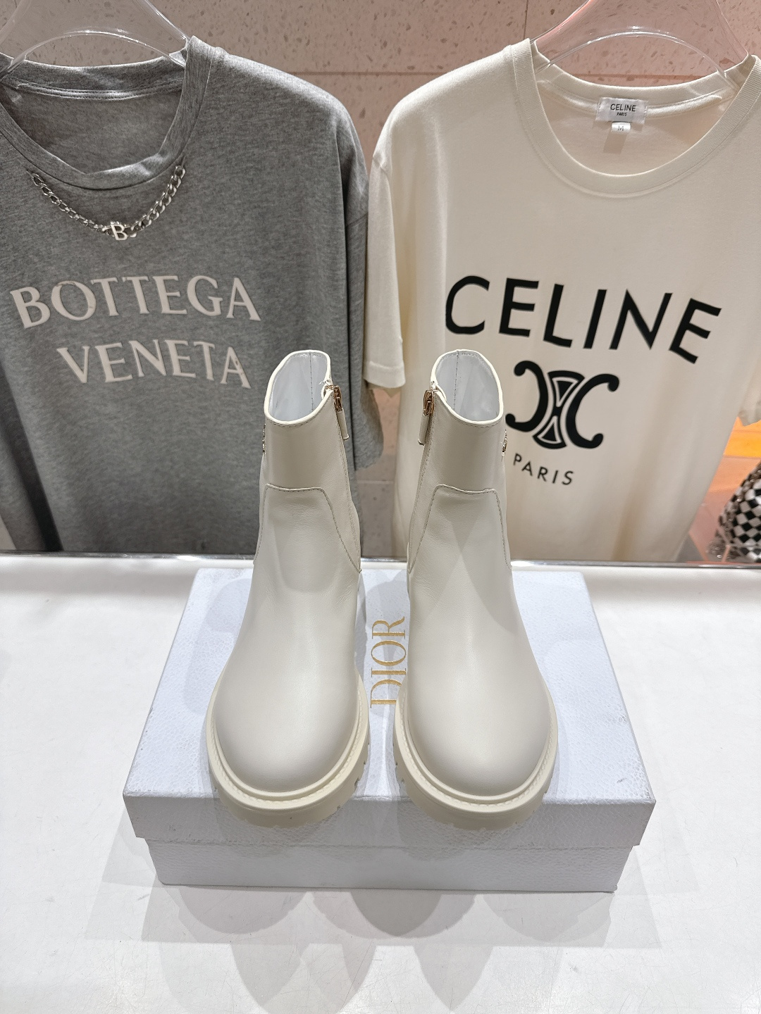 高版本出厂 Dior/迪奥D家F019 2025ss秋冬新品侧拉链平底短靴，经久不衰的马丁靴造型，彰显经