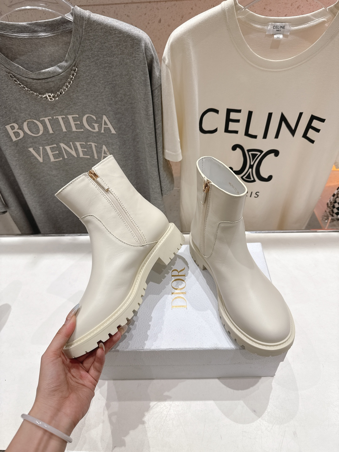 高版本出厂 Dior/迪奥D家F019 2025ss秋冬新品侧拉链平底短靴，经久不衰的马丁靴造型，彰显经