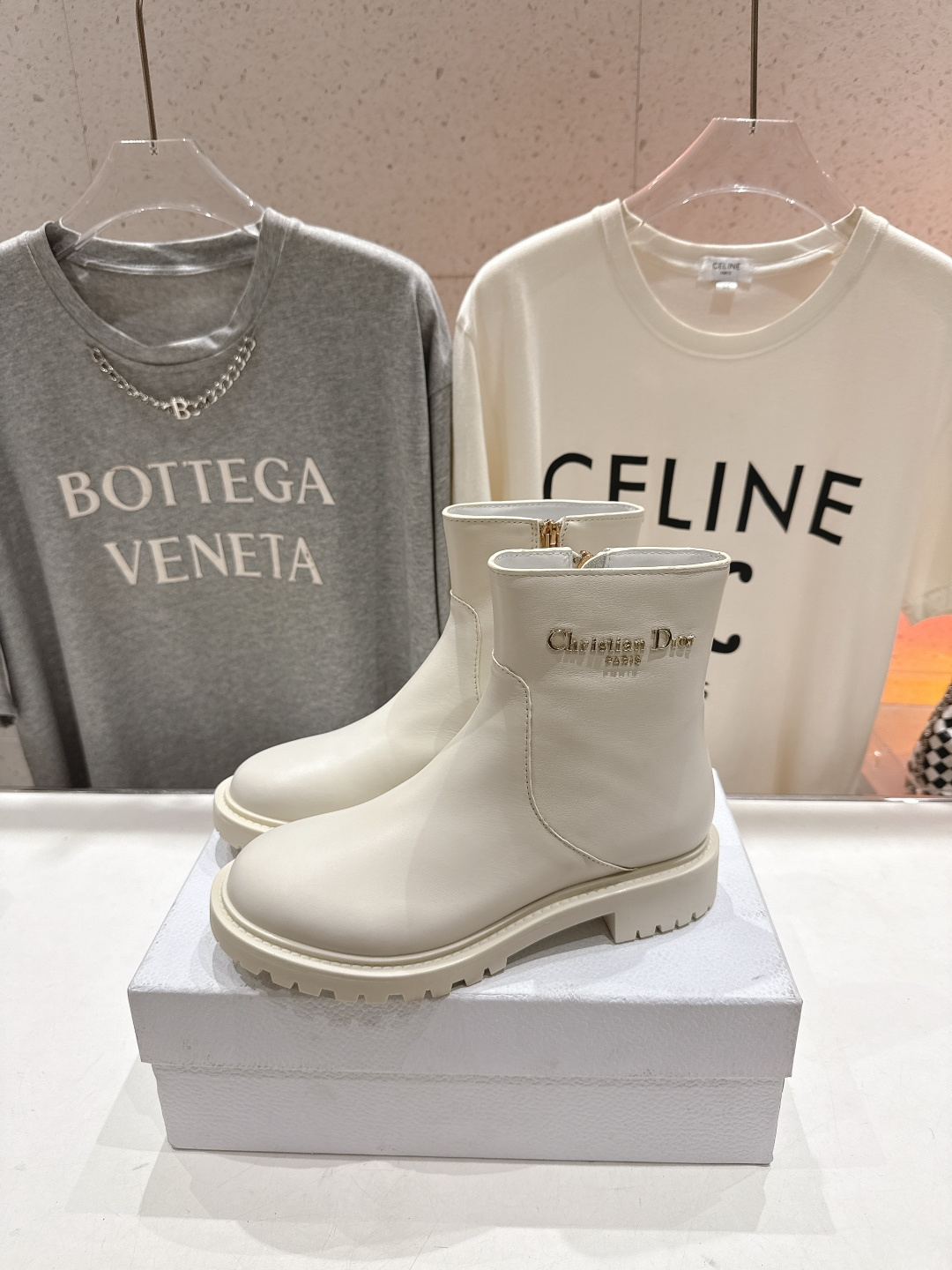 高版本出厂 Dior/迪奥D家F019 2025ss秋冬新品侧拉链平底短靴，经久不衰的马丁靴造型，彰显经