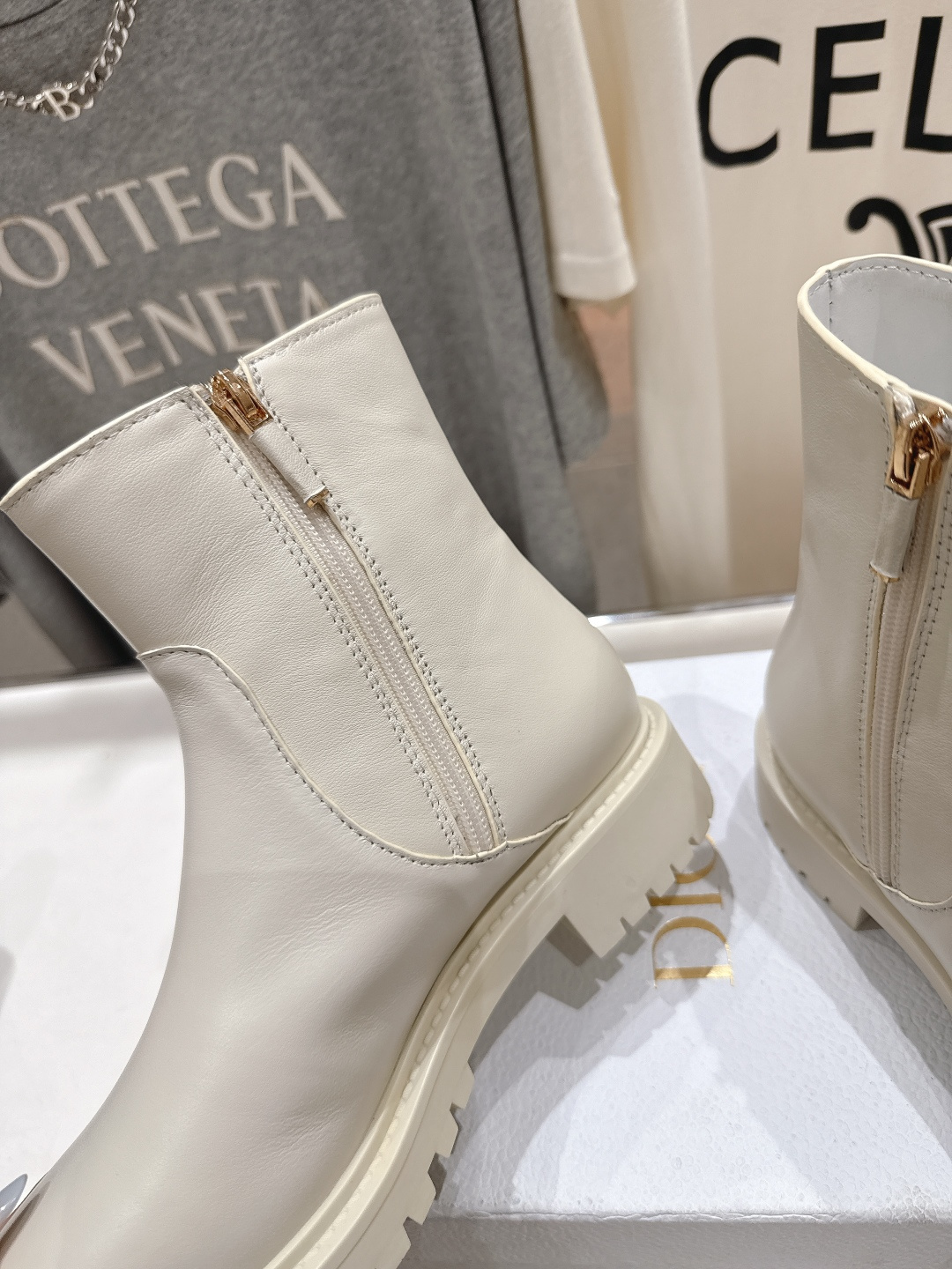 高版本出厂 Dior/迪奥D家F019 2025ss秋冬新品侧拉链平底短靴，经久不衰的马丁靴造型，彰显经