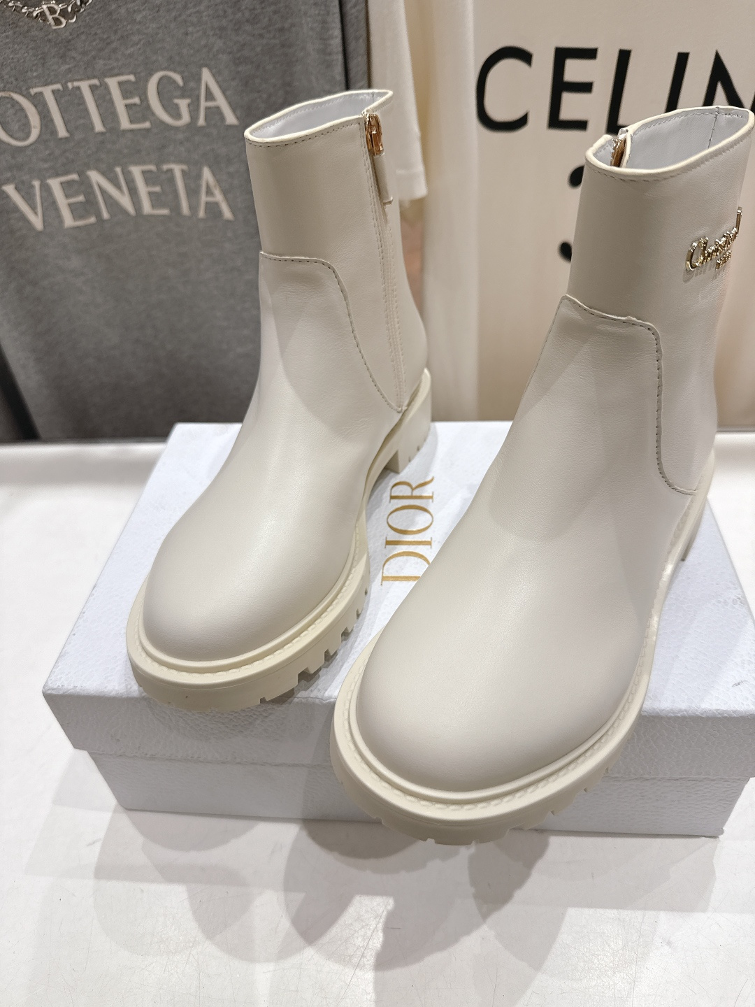 高版本出厂 Dior/迪奥D家F019 2025ss秋冬新品侧拉链平底短靴，经久不衰的马丁靴造型，彰显经