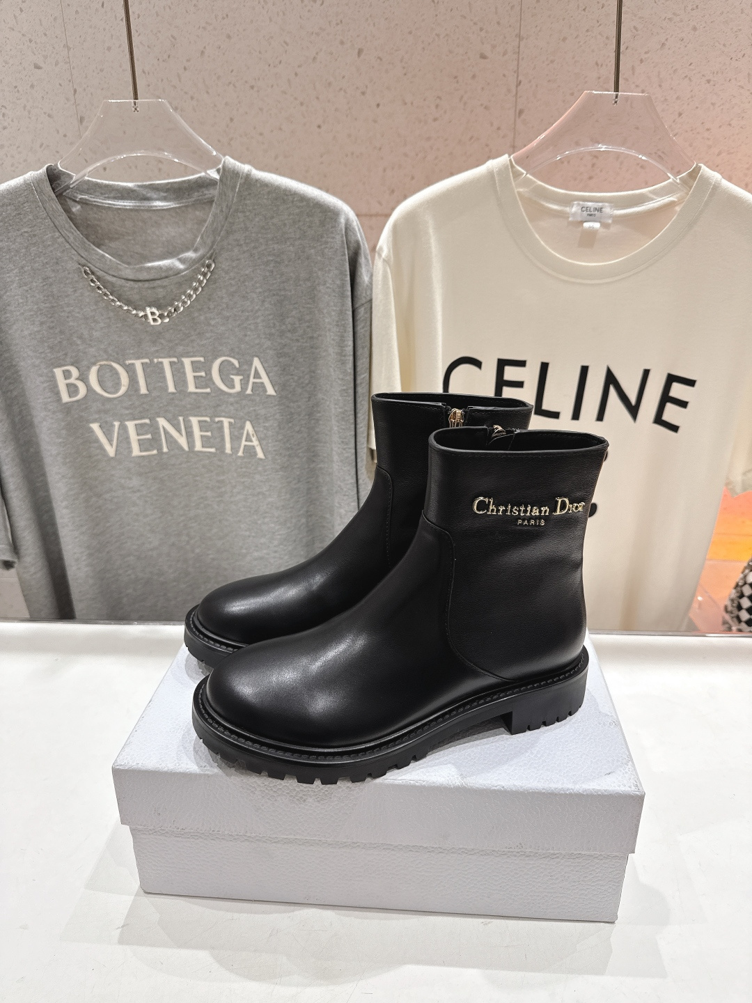 高版本出厂 Dior/迪奥D家F019 2025ss秋冬新品侧拉链平底短靴，经久不衰的马丁靴造型，彰显经