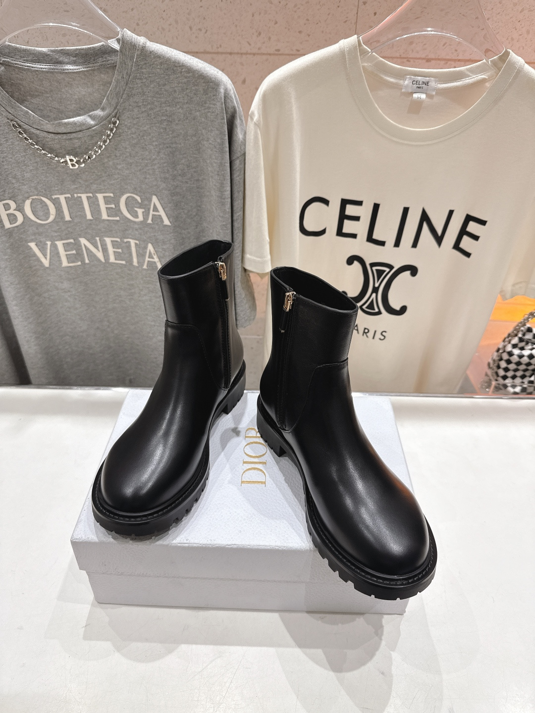 高版本出厂 Dior/迪奥D家F019 2025ss秋冬新品侧拉链平底短靴，经久不衰的马丁靴造型，彰显经