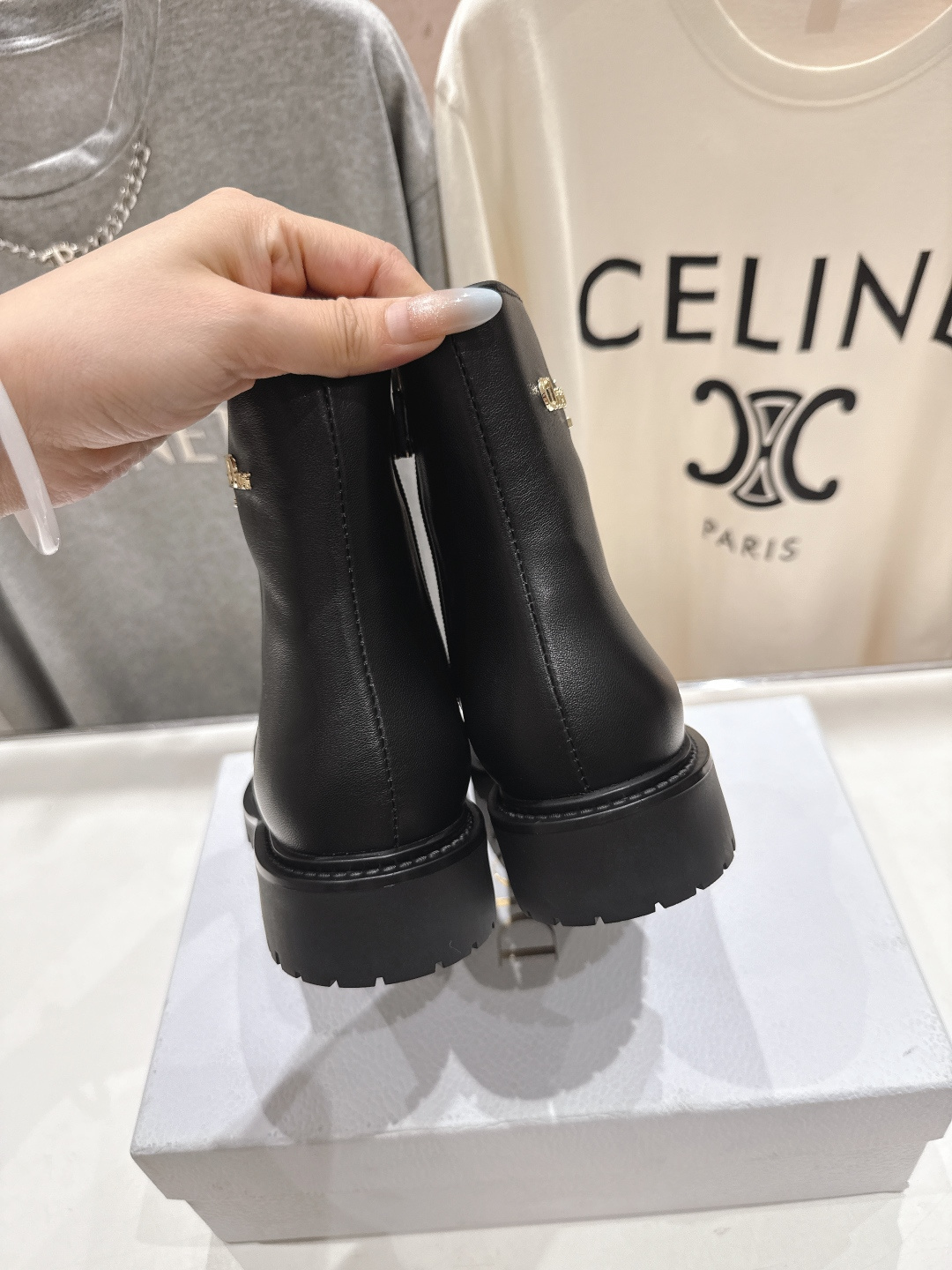 高版本出厂 Dior/迪奥D家F019 2025ss秋冬新品侧拉链平底短靴，经久不衰的马丁靴造型，彰显经