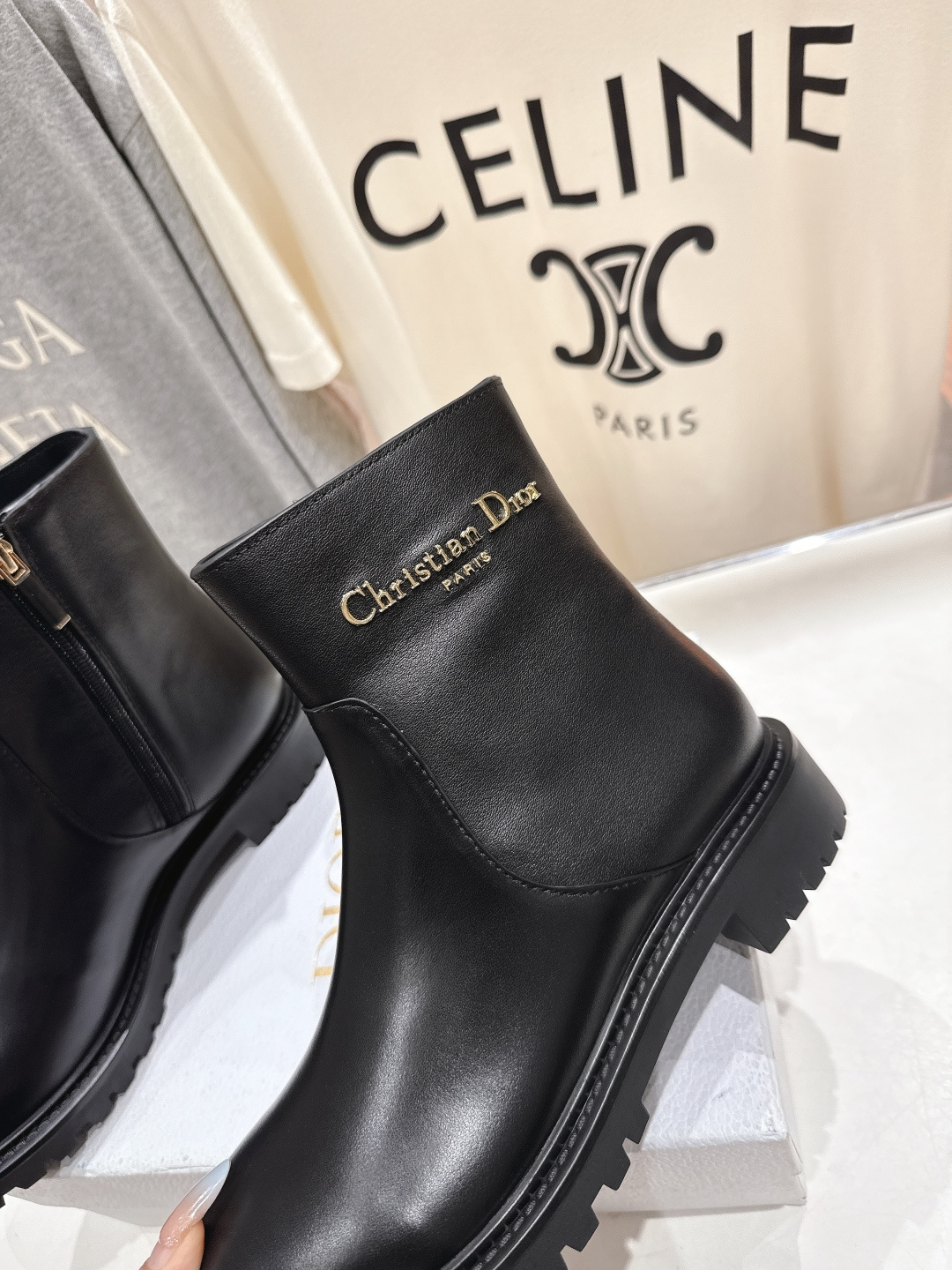 高版本出厂 Dior/迪奥D家F019 2025ss秋冬新品侧拉链平底短靴，经久不衰的马丁靴造型，彰显经