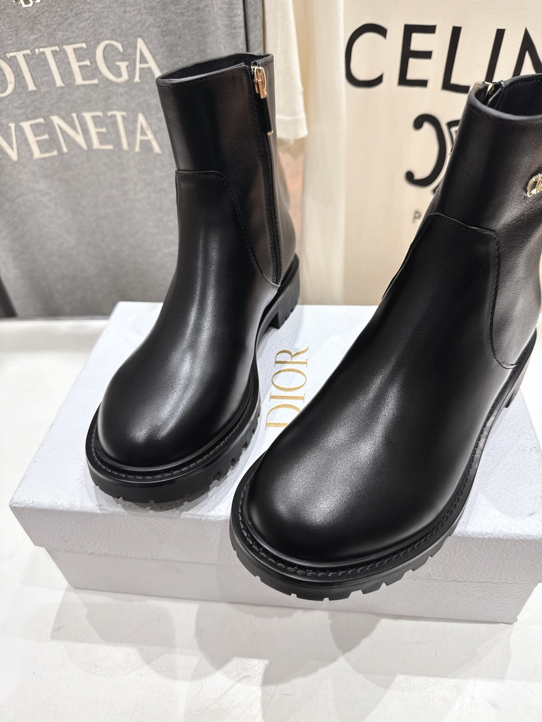 高版本出厂 Dior/迪奥D家F019 2025ss秋冬新品侧拉链平底短靴，经久不衰的马丁靴造型，彰显经