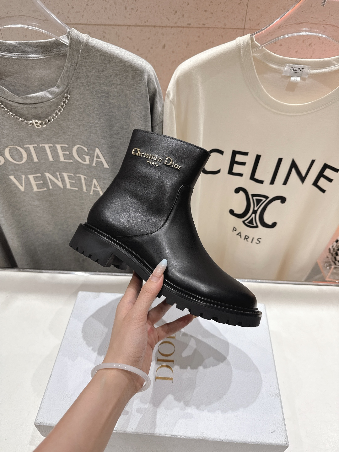 高版本出厂 Dior/迪奥D家F019 2025ss秋冬新品侧拉链平底短靴，经久不衰的马丁靴造型，彰显经