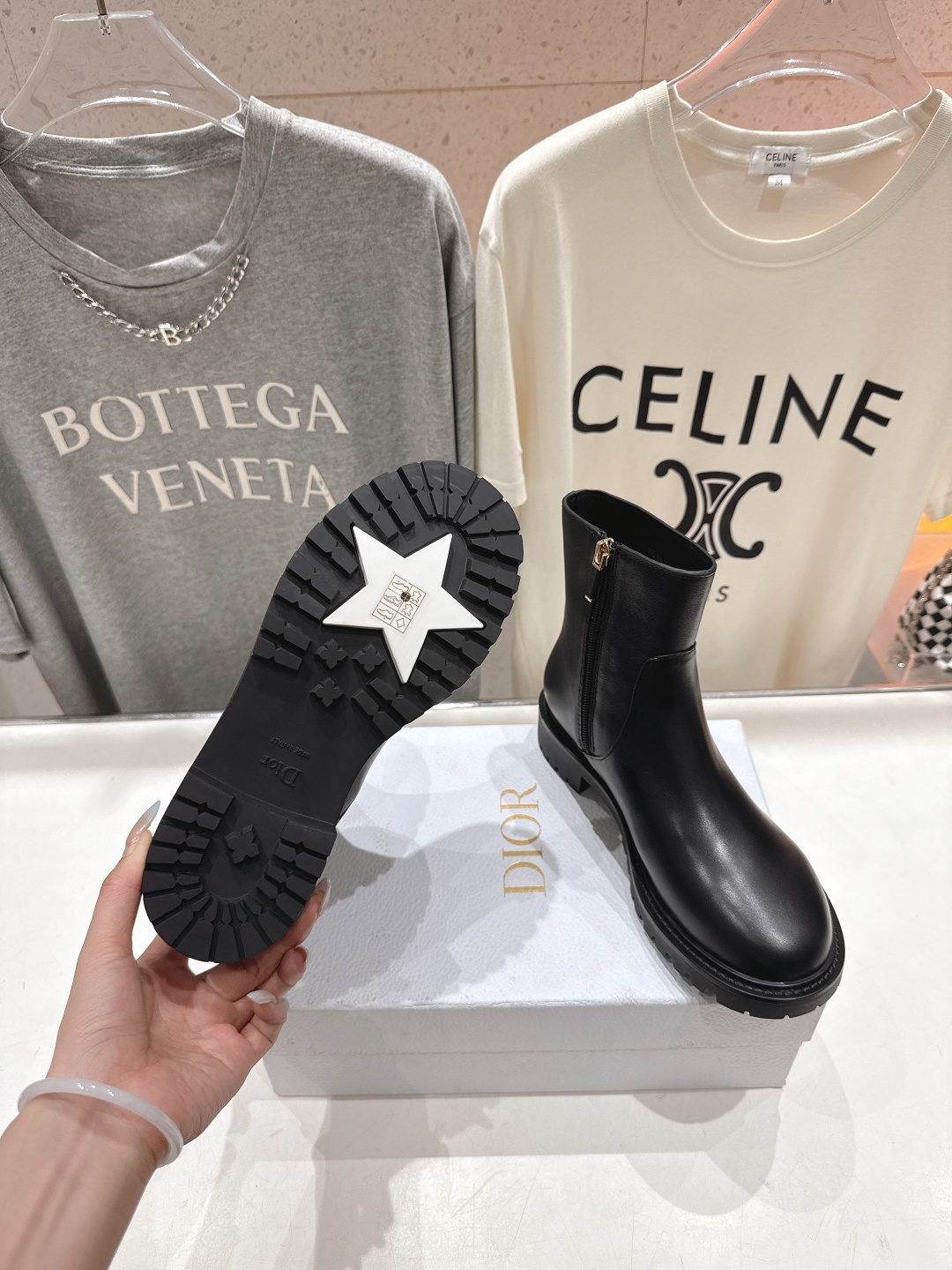 高版本出厂 Dior/迪奥D家F019 2025ss秋冬新品侧拉链平底短靴，经久不衰的马丁靴造型，彰显经