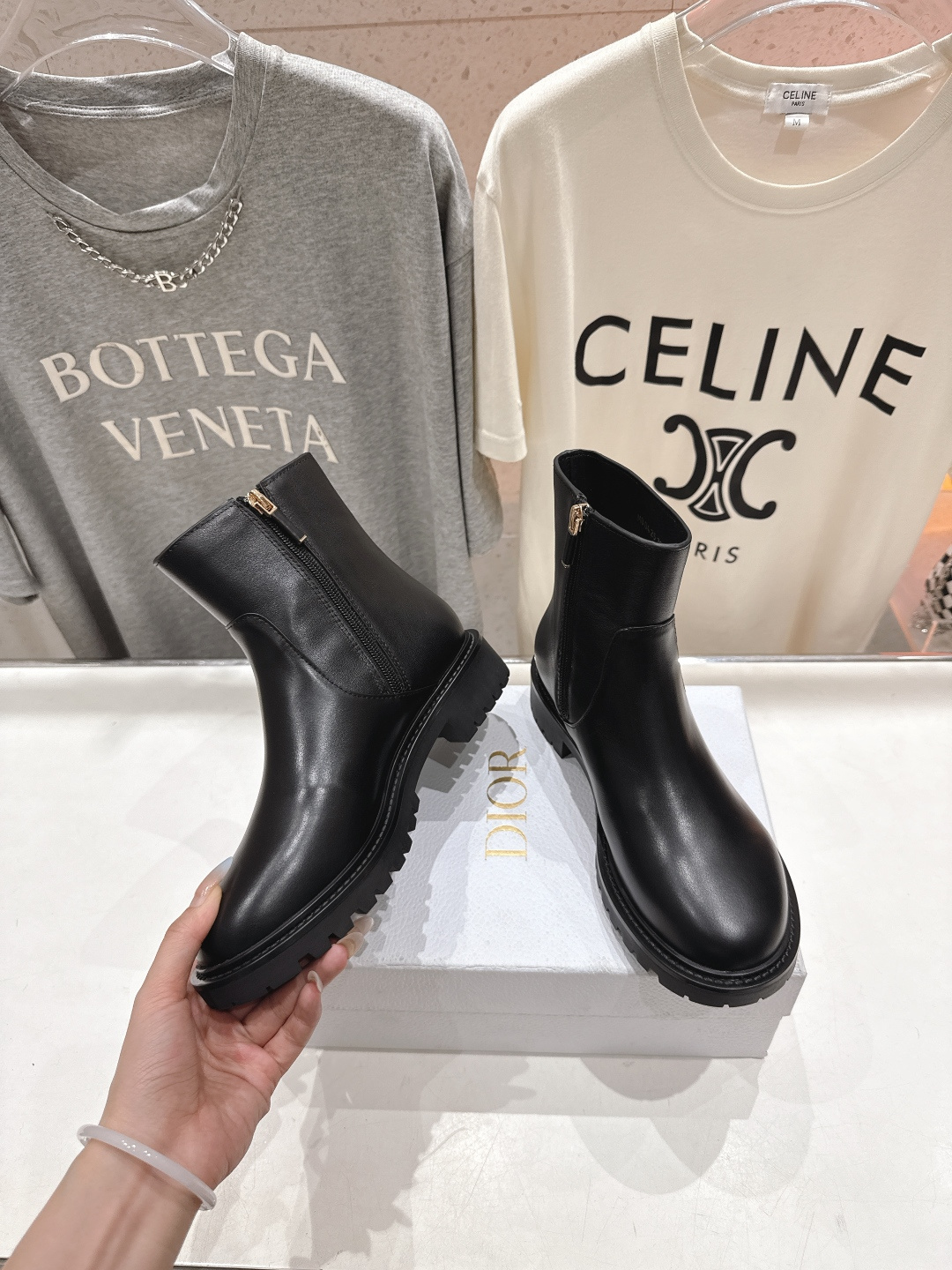 高版本出厂 Dior/迪奥D家F019 2025ss秋冬新品侧拉链平底短靴，经久不衰的马丁靴造型，彰显经