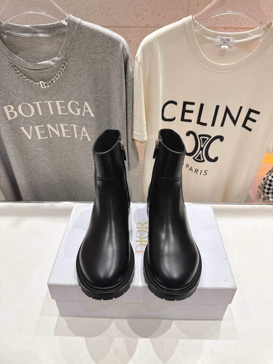 NO:576997,High version Dior/Dior D Home F019 2025ss new autumn and winter side zipper flat short boots, long-lasting Martin boots shape, highlighting classic design, the top version on the market. Made of soft cowhide, creating a casual yet elegant style. There is a Dior gold hardware logo on the side, and the leather sole is decorated with Christian Dior's lucky five-pointed star symbol. The details are in place. It is made of top-grade imported calfskin, and the entire boot shaft is full leather. The inside is water-dyed cowhide.  Original molded hardware Original molded outsole Size35–41 (40.41 custom-made and non-refundable), boots, dior, dior, dior, boots, cowhide19860909高版本  Dior/迪奥D家F019 2025ss秋冬新品侧拉链平底短靴,经久不衰的马丁靴造型,彰显经典设计,市场顶级版本 采用柔软牛皮制作,打造休闲又不失优雅的风格.侧面带有Dior金色五金logo标志,皮革鞋底饰以 Christian Dior的幸运五角星符号,细节处理到位 采用顶级进口小牛皮,整个靴筒都是全皮 内里水染牛皮 原版开模五金  原版开模大底 Size35–41 (40.41定做不退换),靴子,dior,dior,dior,boots,cowhide,Women's Shoes