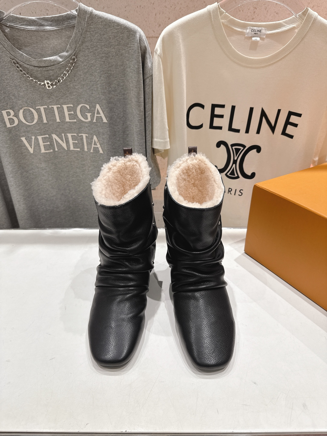 NO:577007,High version LOUIS VUITTON 25ss LV donkey brand autumn and winter new warm short boots snow boots. The last shape is versatile and slimming. The shape is three-dimensional and full, full of temperament. The upper foot is warm and comfortable. Very retro style, full of aura, plus the original presbyopic design style is very classic. Perfect details. Original imported first-layer cowhide on the upper. Imported wool on the lining. Outsole imported from Italy. Genuine leather outsole  Size35-40 (40.41 custom-made, non-refundable), boots, louis vuitton, louis vuitton, louis vuitton, boots, cowhide, Leather soles19860909高版本  LOUIS VUITTON 25ss LV驴牌秋冬新款保暖短靴雪地靴 楦型百搭瘦脚yyds.造型立体饱满,气质满满 上脚保暖舒适 非常复古风、气场十足,加原版老花设计风格非常经典 细节完美 鞋面原版进口头层牛皮 内里进口羊毛 大底意大利进口真皮大底 Size35-40（40.41订做不退换）,靴子,louis vuitton,louis vuitton,louis vuitton,boots,cowhide,Leather soles,Women's Shoes