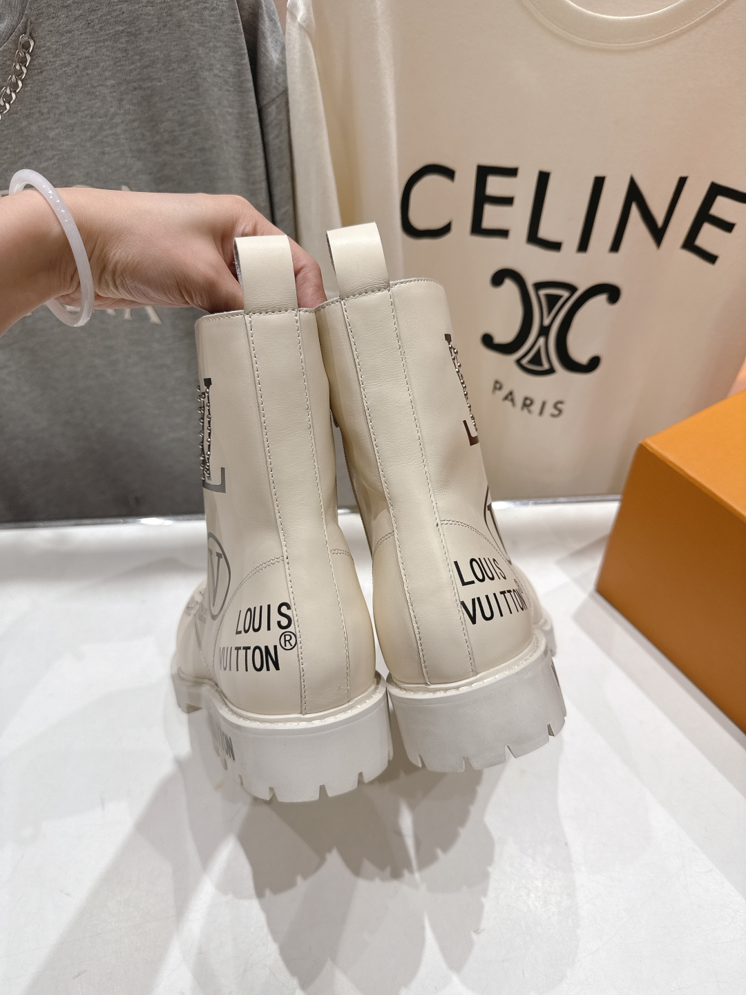 高版本出厂 情侣款 LOUIS VUITTON 25ss LV驴牌新款系带情侣英伦风帅气马丁靴短靴楦型百