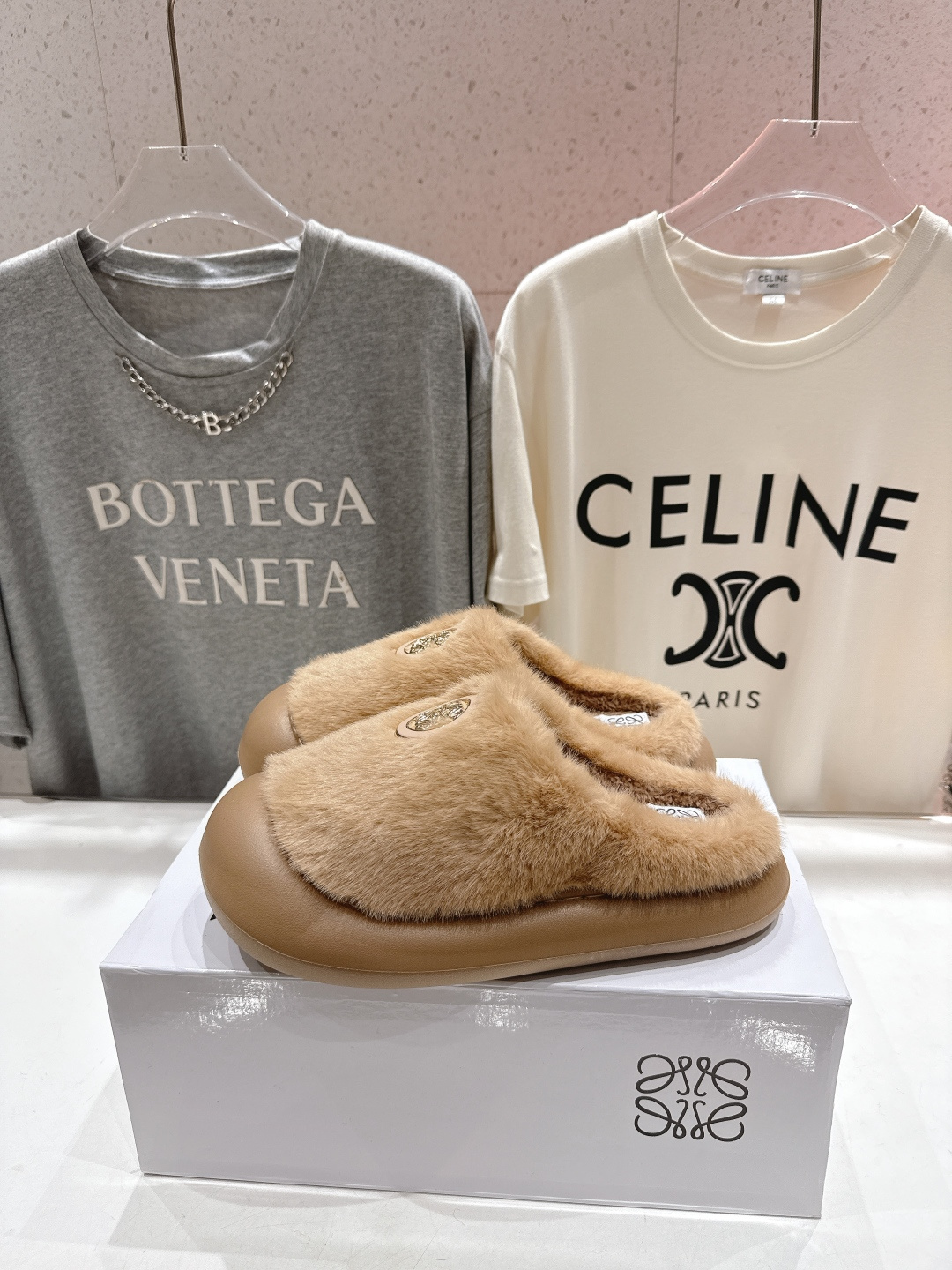 高版本出厂 LOEWE/罗意威F036 2025ss秋冬新款一脚蹬勃肯半包毛毛拖鞋 舒适度极高，非常具有