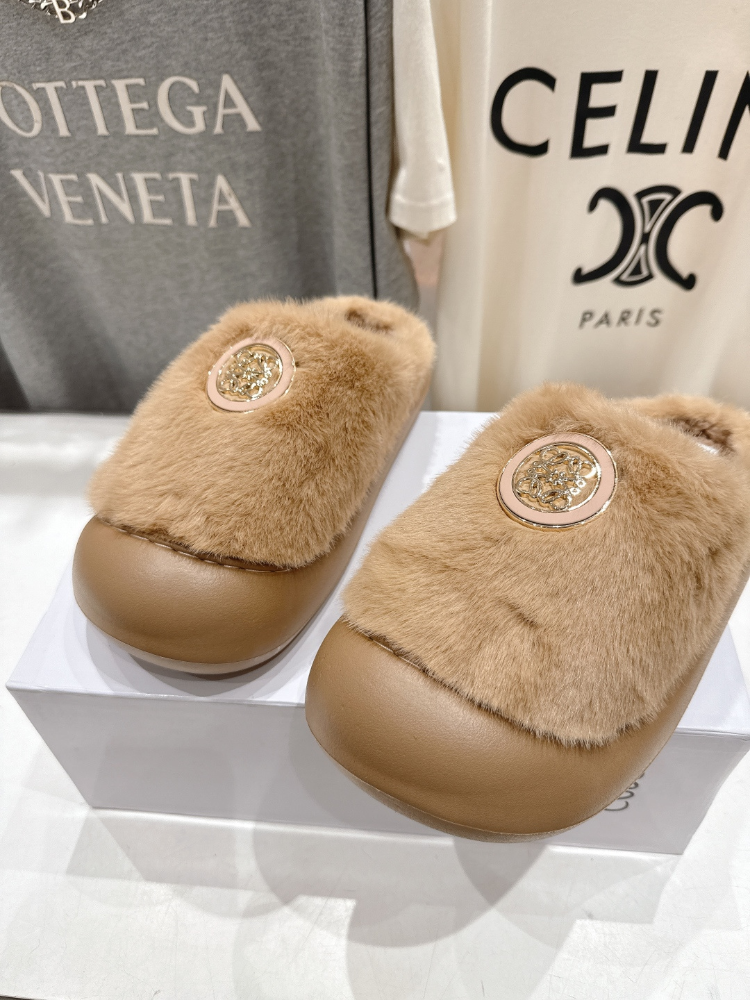 高版本出厂 LOEWE/罗意威F036 2025ss秋冬新款一脚蹬勃肯半包毛毛拖鞋 舒适度极高，非常具有