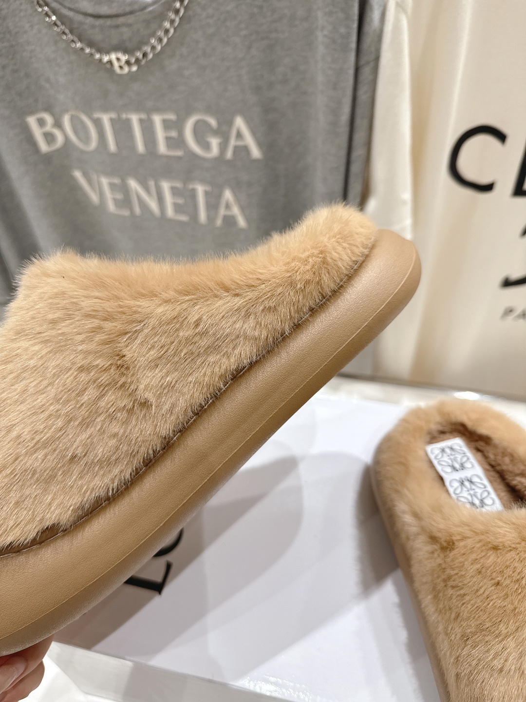 高版本出厂 LOEWE/罗意威F036 2025ss秋冬新款一脚蹬勃肯半包毛毛拖鞋 舒适度极高，非常具有