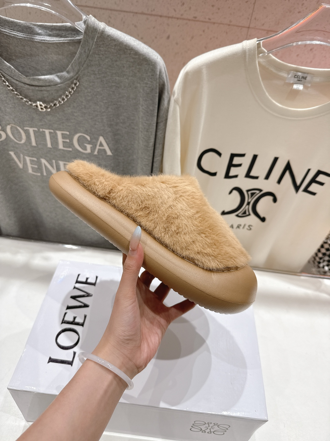 高版本出厂 LOEWE/罗意威F036 2025ss秋冬新款一脚蹬勃肯半包毛毛拖鞋 舒适度极高，非常具有