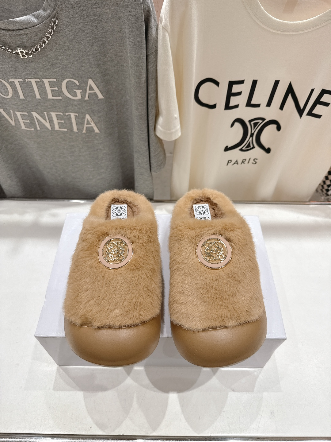 高版本出厂 LOEWE/罗意威F036 2025ss秋冬新款一脚蹬勃肯半包毛毛拖鞋 舒适度极高，非常具有