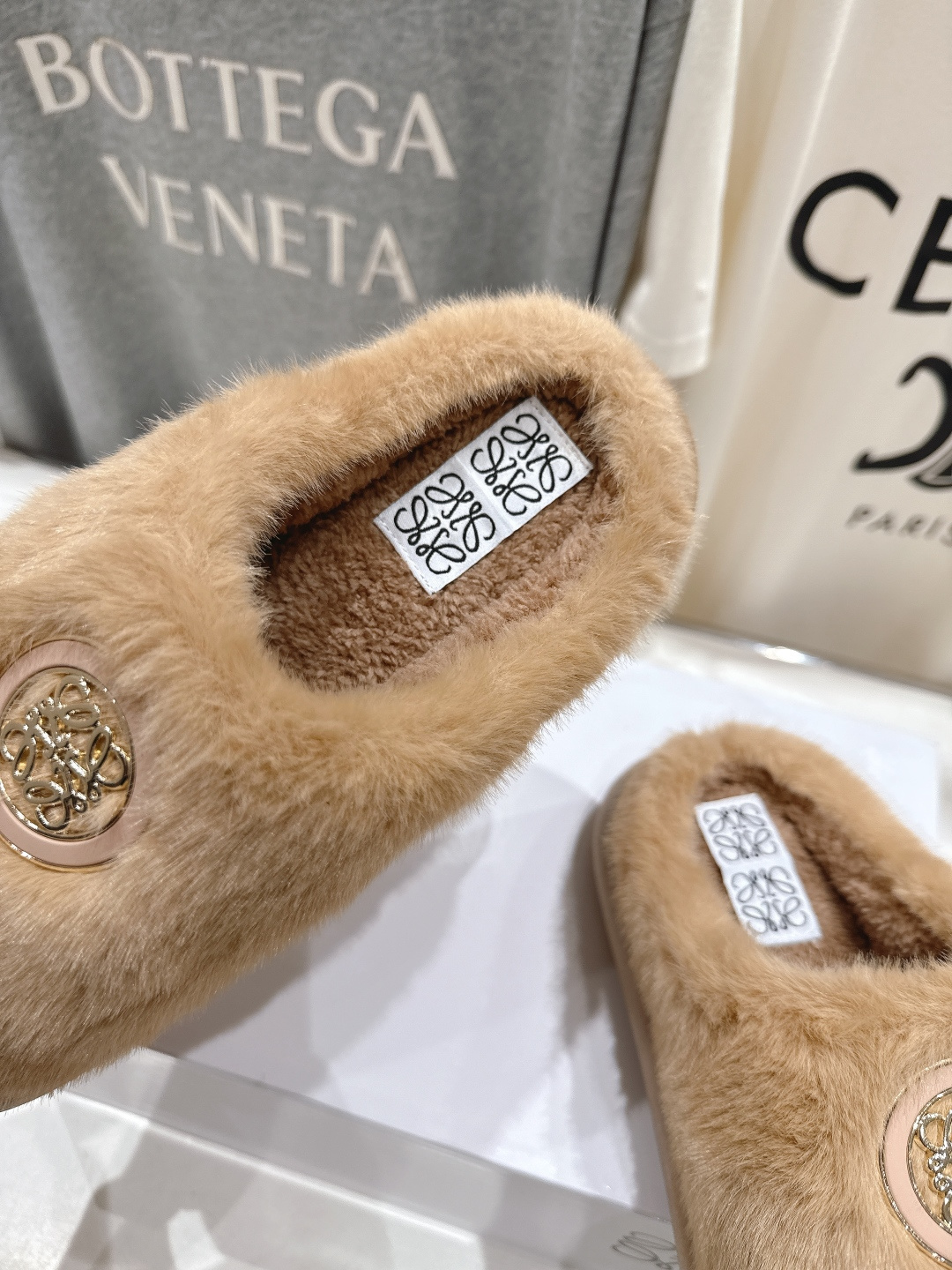 高版本出厂 LOEWE/罗意威F036 2025ss秋冬新款一脚蹬勃肯半包毛毛拖鞋 舒适度极高，非常具有