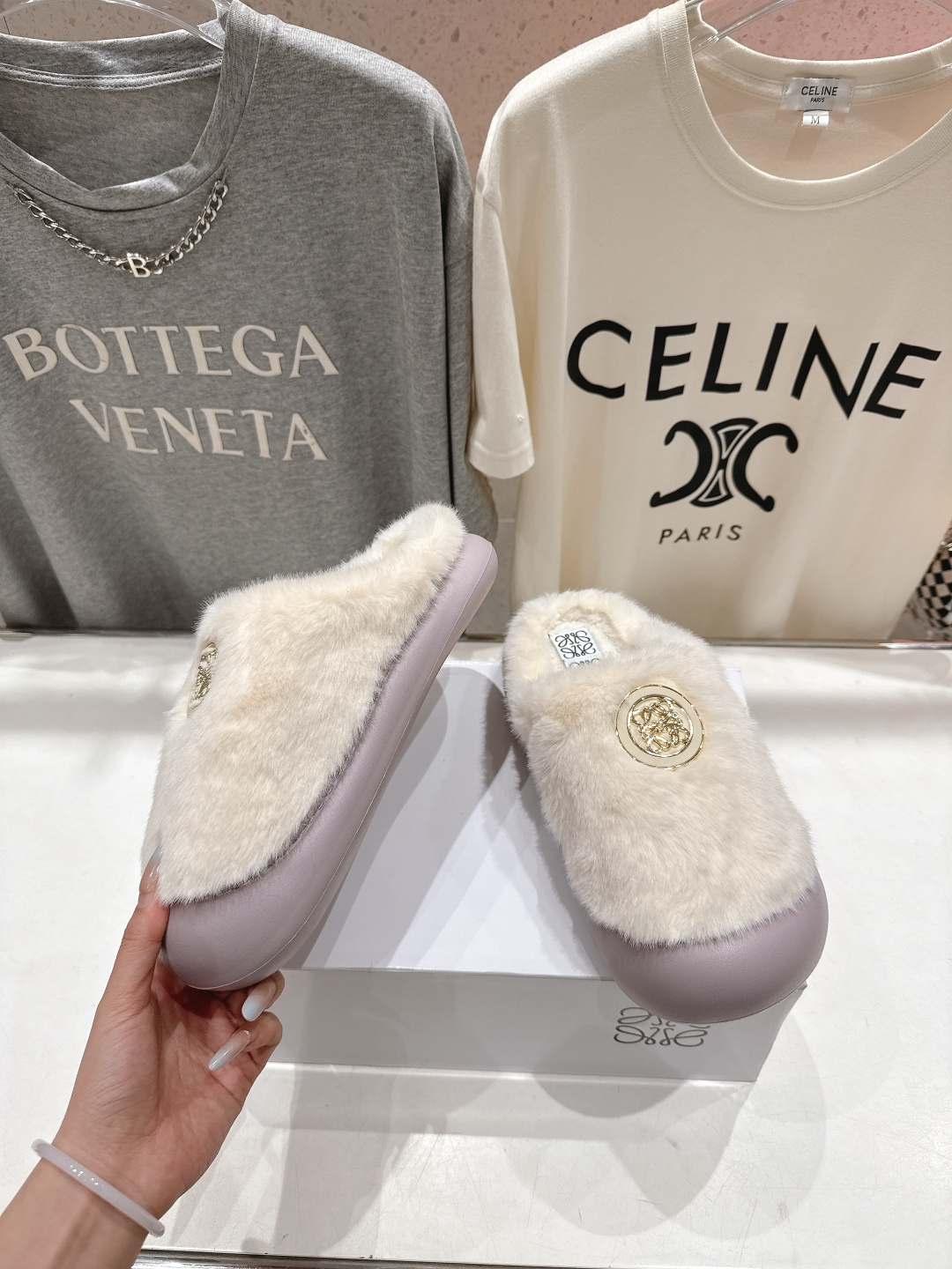 高版本出厂 LOEWE/罗意威F036 2025ss秋冬新款一脚蹬勃肯半包毛毛拖鞋 舒适度极高，非常具有