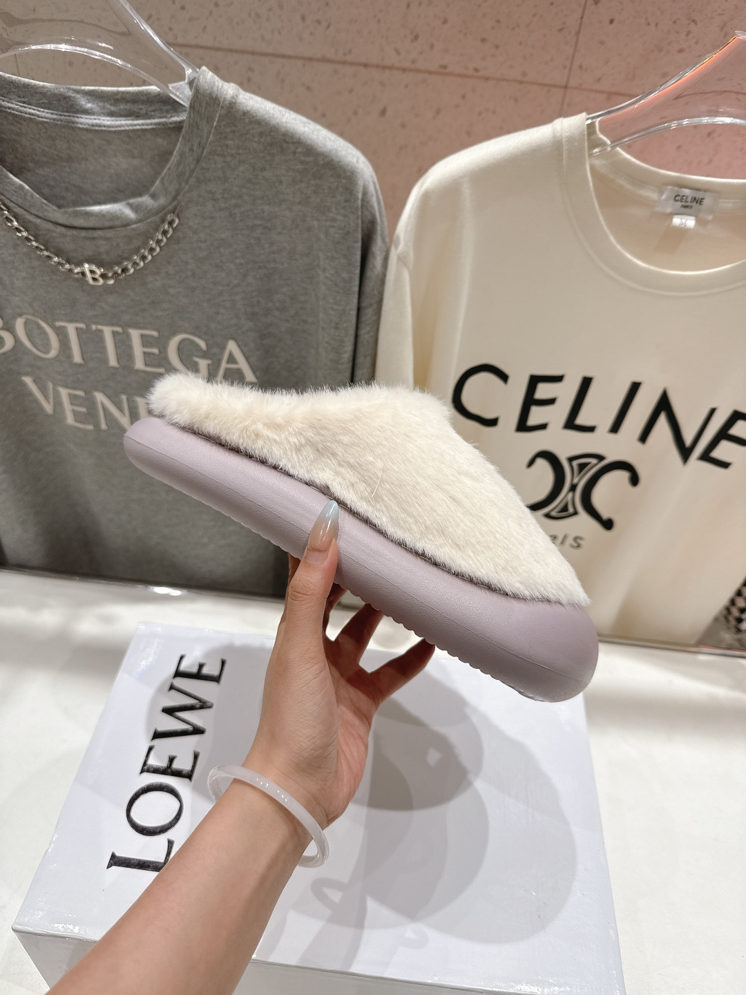 高版本出厂 LOEWE/罗意威F036 2025ss秋冬新款一脚蹬勃肯半包毛毛拖鞋 舒适度极高，非常具有