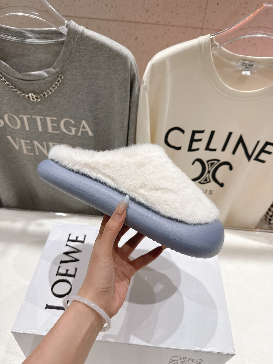 高版本出厂 LOEWE/罗意威F036 2025ss秋冬新款一脚蹬勃肯半包毛毛拖鞋 舒适度极高，非常具有