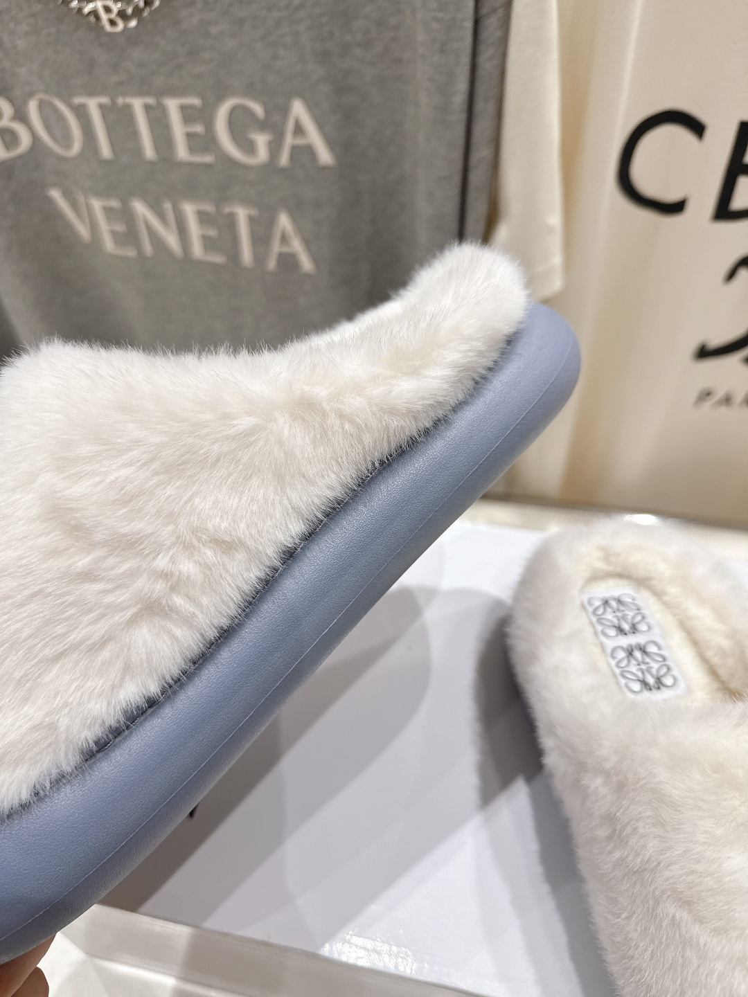 高版本出厂 LOEWE/罗意威F036 2025ss秋冬新款一脚蹬勃肯半包毛毛拖鞋 舒适度极高，非常具有