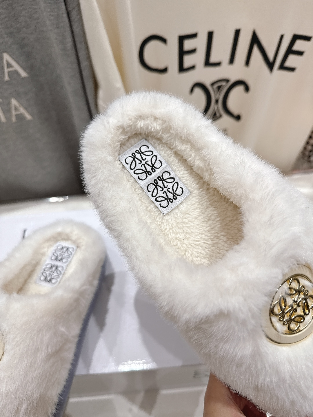 高版本出厂 LOEWE/罗意威F036 2025ss秋冬新款一脚蹬勃肯半包毛毛拖鞋 舒适度极高，非常具有