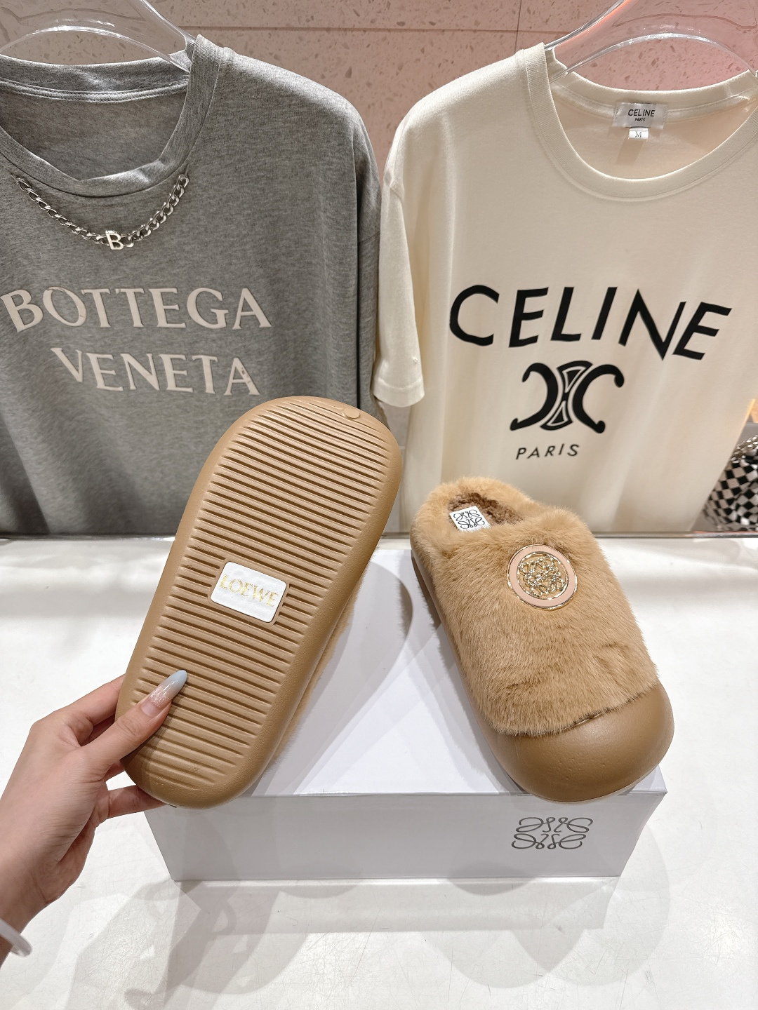 高版本出厂 LOEWE/罗意威F036 2025ss秋冬新款一脚蹬勃肯半包毛毛拖鞋 舒适度极高，非常具有