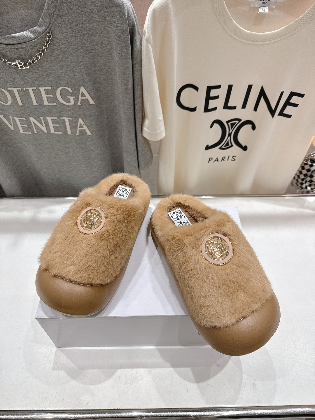 高版本出厂 LOEWE/罗意威F036 2025ss秋冬新款一脚蹬勃肯半包毛毛拖鞋 舒适度极高，非常具有