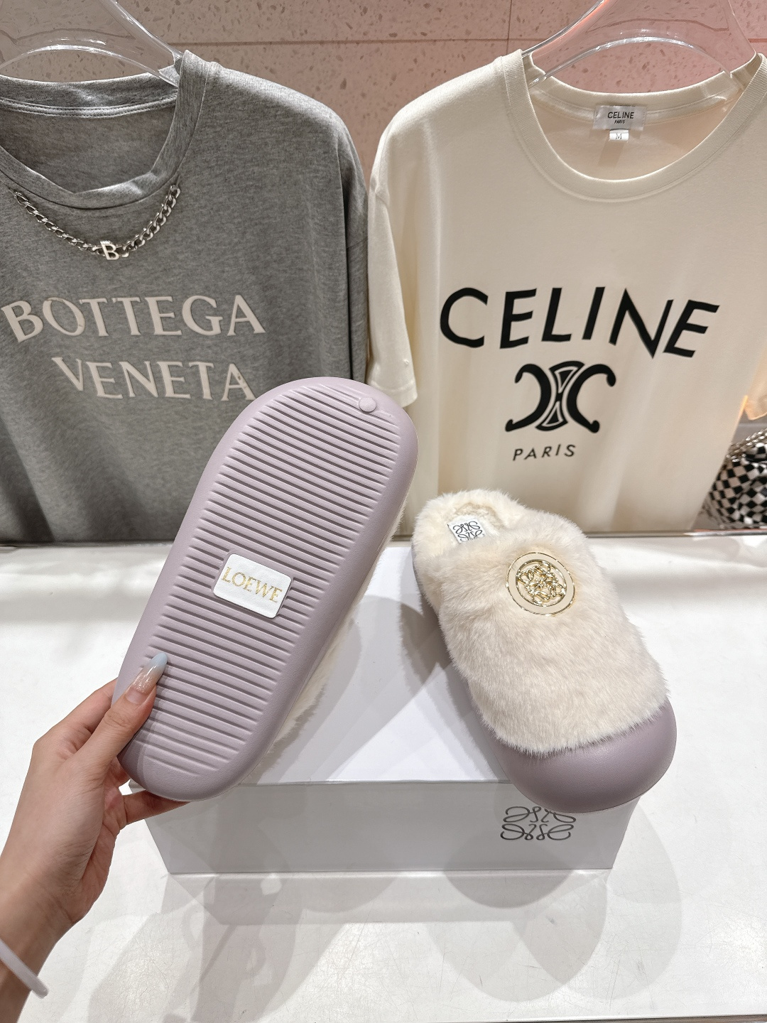 高版本出厂 LOEWE/罗意威F036 2025ss秋冬新款一脚蹬勃肯半包毛毛拖鞋 舒适度极高，非常具有