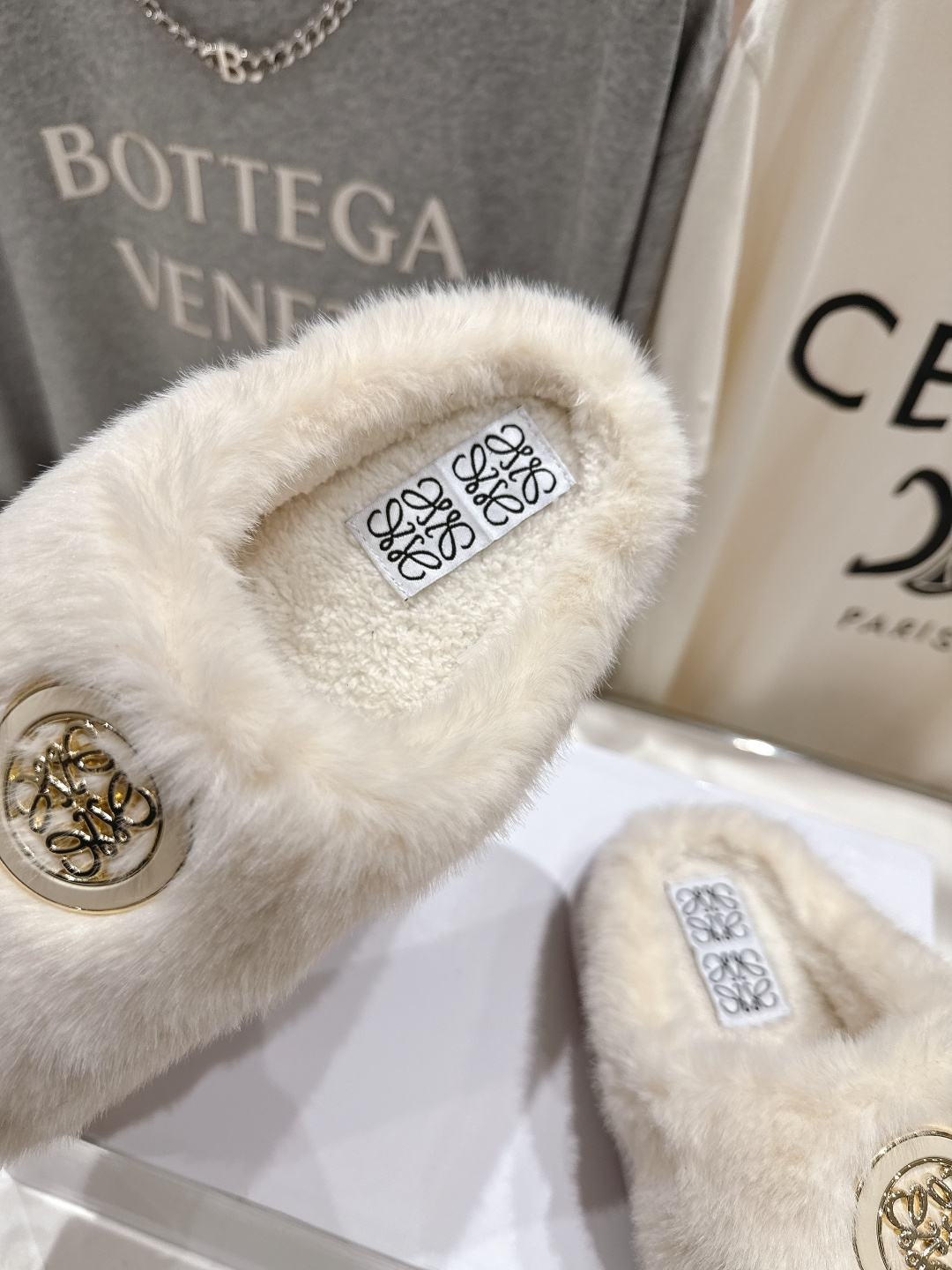 高版本出厂 LOEWE/罗意威F036 2025ss秋冬新款一脚蹬勃肯半包毛毛拖鞋 舒适度极高，非常具有