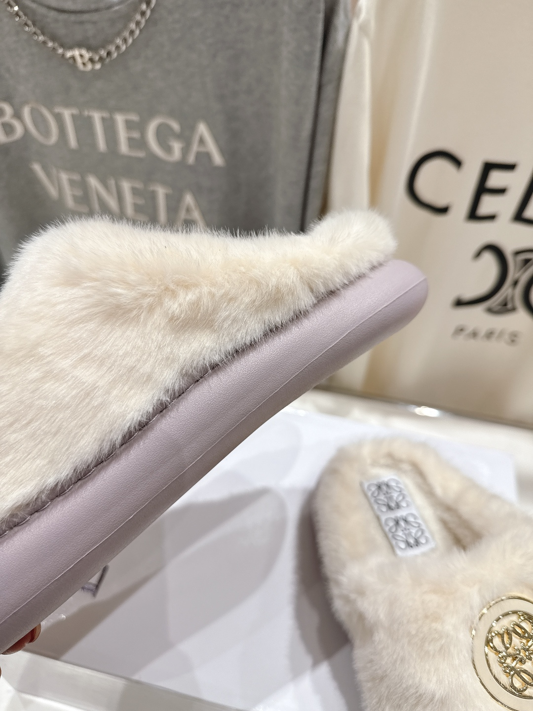 高版本出厂 LOEWE/罗意威F036 2025ss秋冬新款一脚蹬勃肯半包毛毛拖鞋 舒适度极高，非常具有