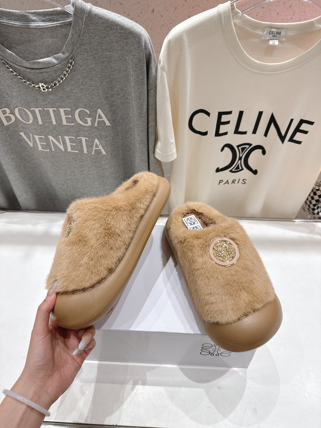 高版本出厂 LOEWE/罗意威F036 2025ss秋冬新款一脚蹬勃肯半包毛毛拖鞋 舒适度极高，非常具有