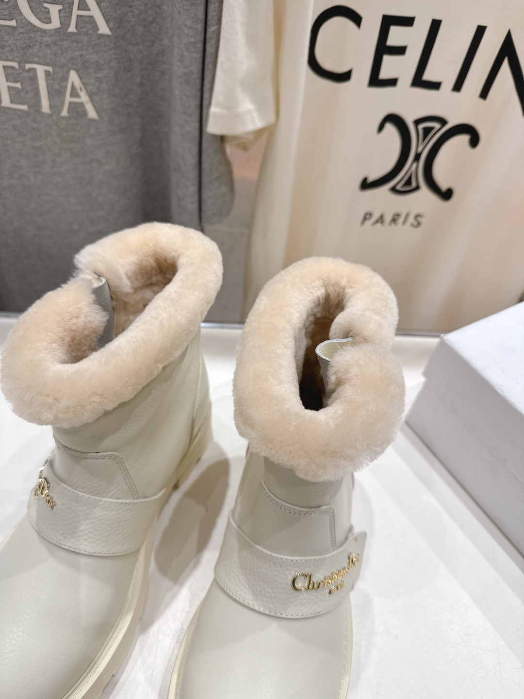 高版本出厂 Dior/迪奥D家F037 2025ss秋冬新品羊毛里平底短靴，经久不衰的马丁靴造型，彰显经