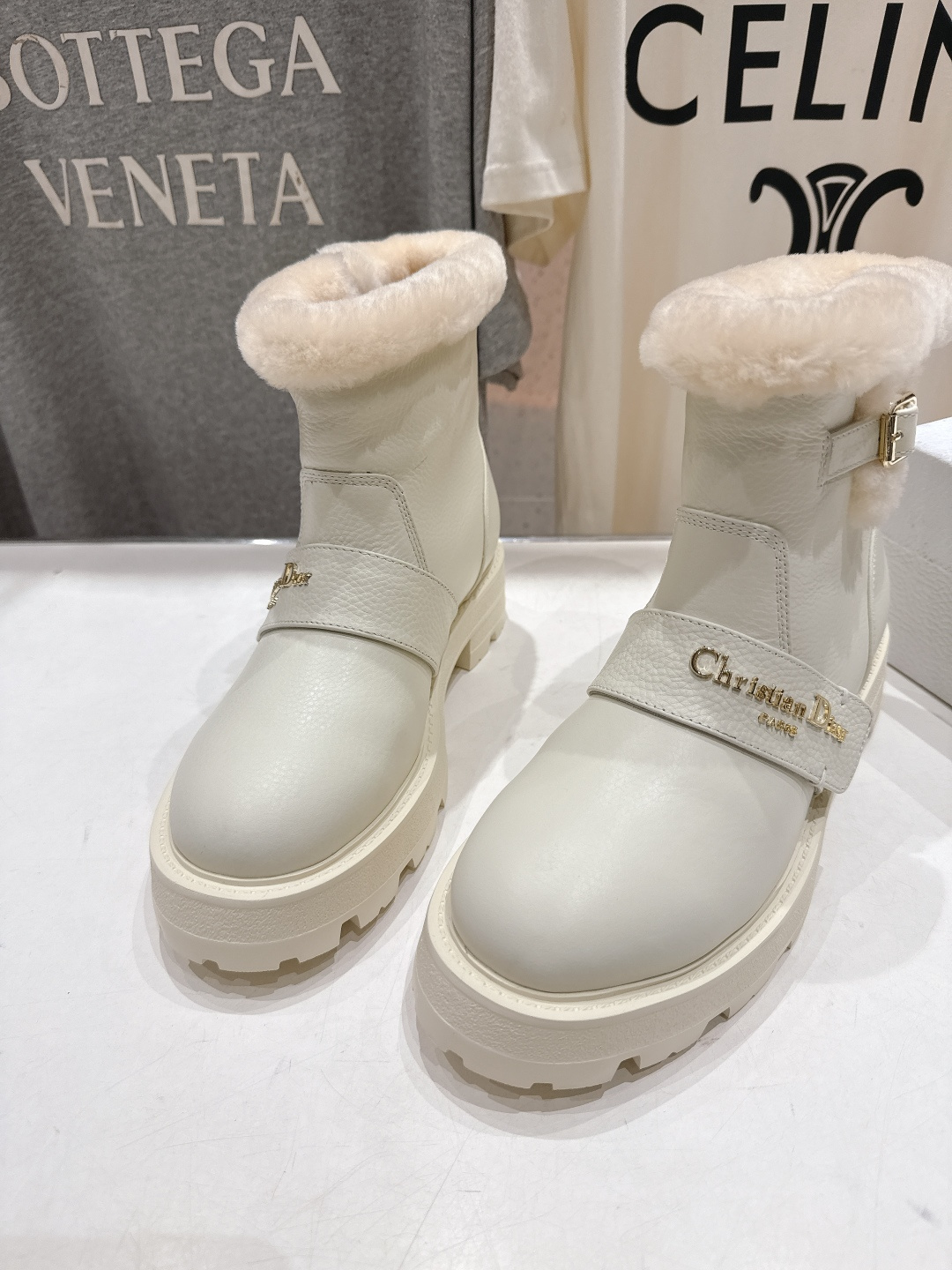 高版本出厂 Dior/迪奥D家F037 2025ss秋冬新品羊毛里平底短靴，经久不衰的马丁靴造型，彰显经