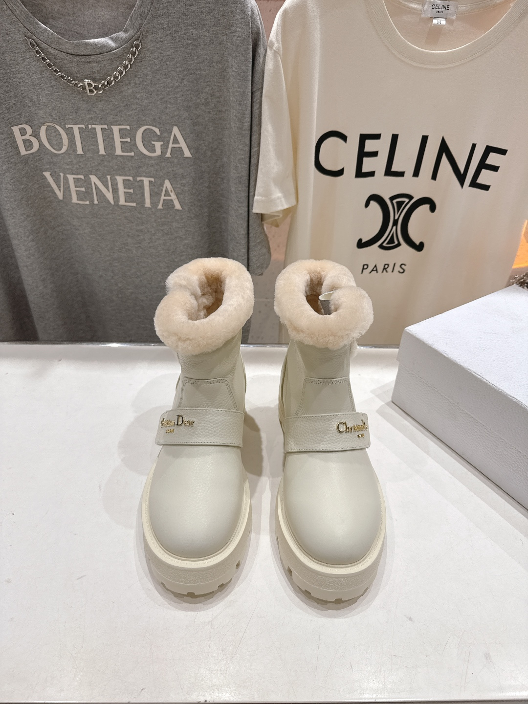 高版本出厂 Dior/迪奥D家F037 2025ss秋冬新品羊毛里平底短靴，经久不衰的马丁靴造型，彰显经