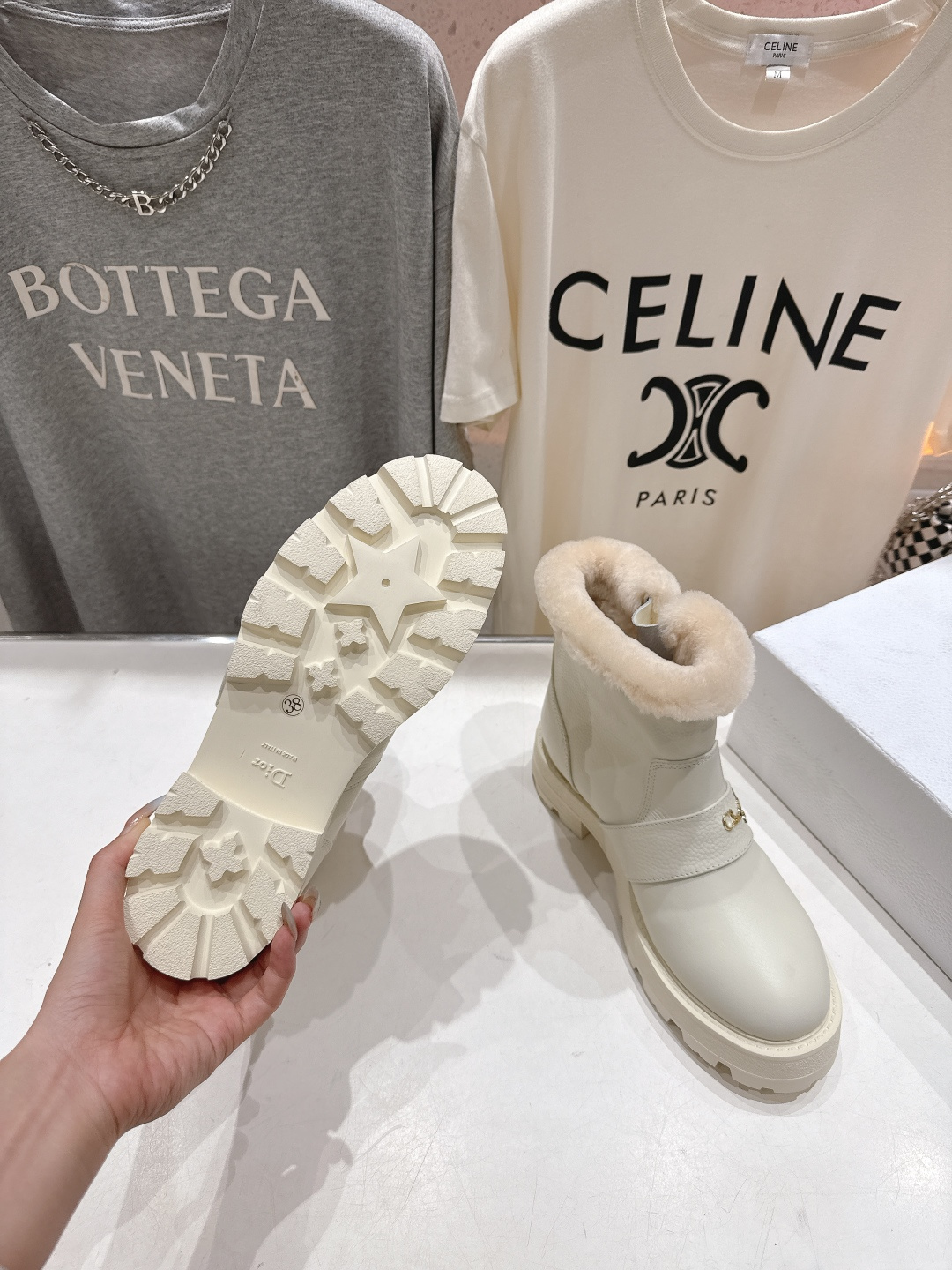 高版本出厂 Dior/迪奥D家F037 2025ss秋冬新品羊毛里平底短靴，经久不衰的马丁靴造型，彰显经