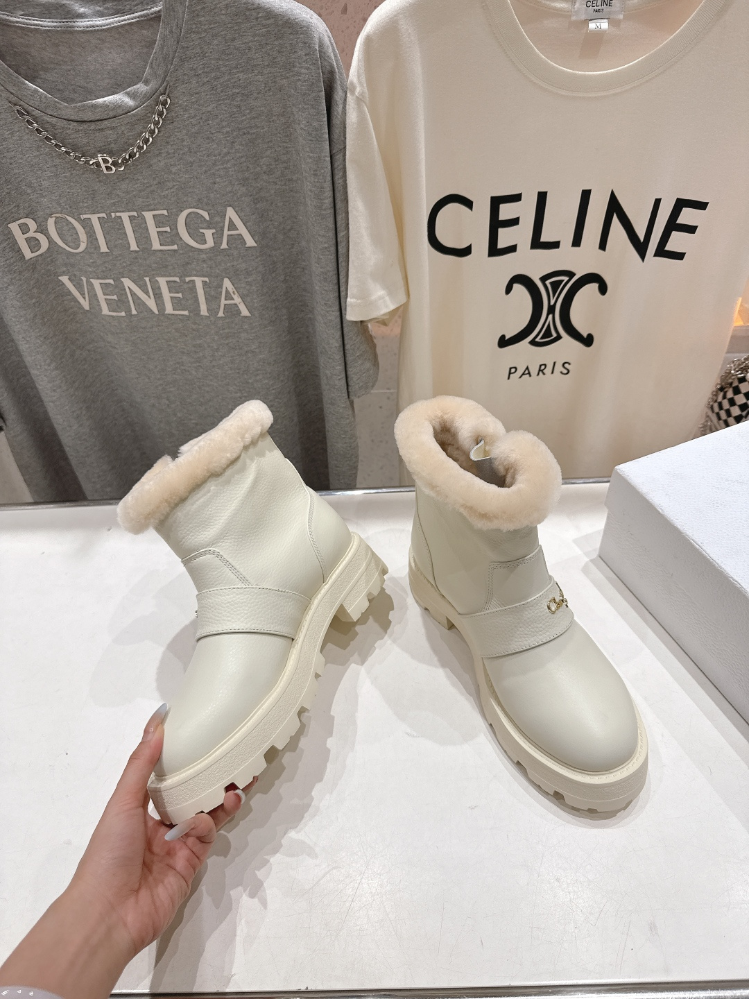 高版本出厂 Dior/迪奥D家F037 2025ss秋冬新品羊毛里平底短靴，经久不衰的马丁靴造型，彰显经