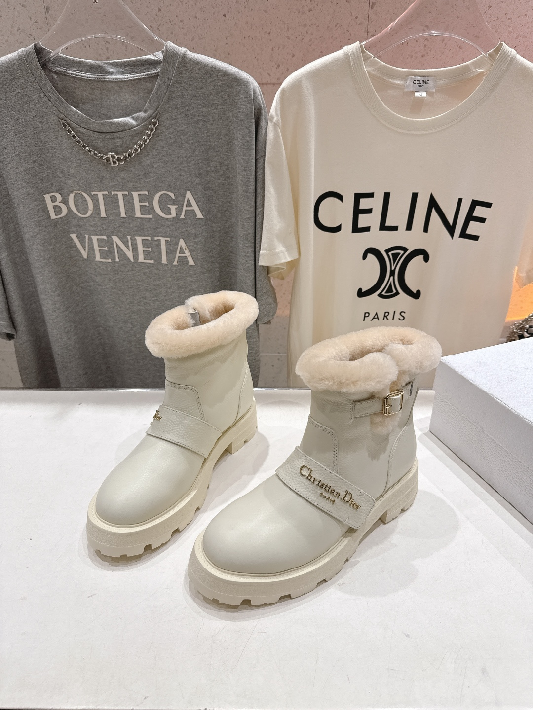 高版本出厂 Dior/迪奥D家F037 2025ss秋冬新品羊毛里平底短靴，经久不衰的马丁靴造型，彰显经