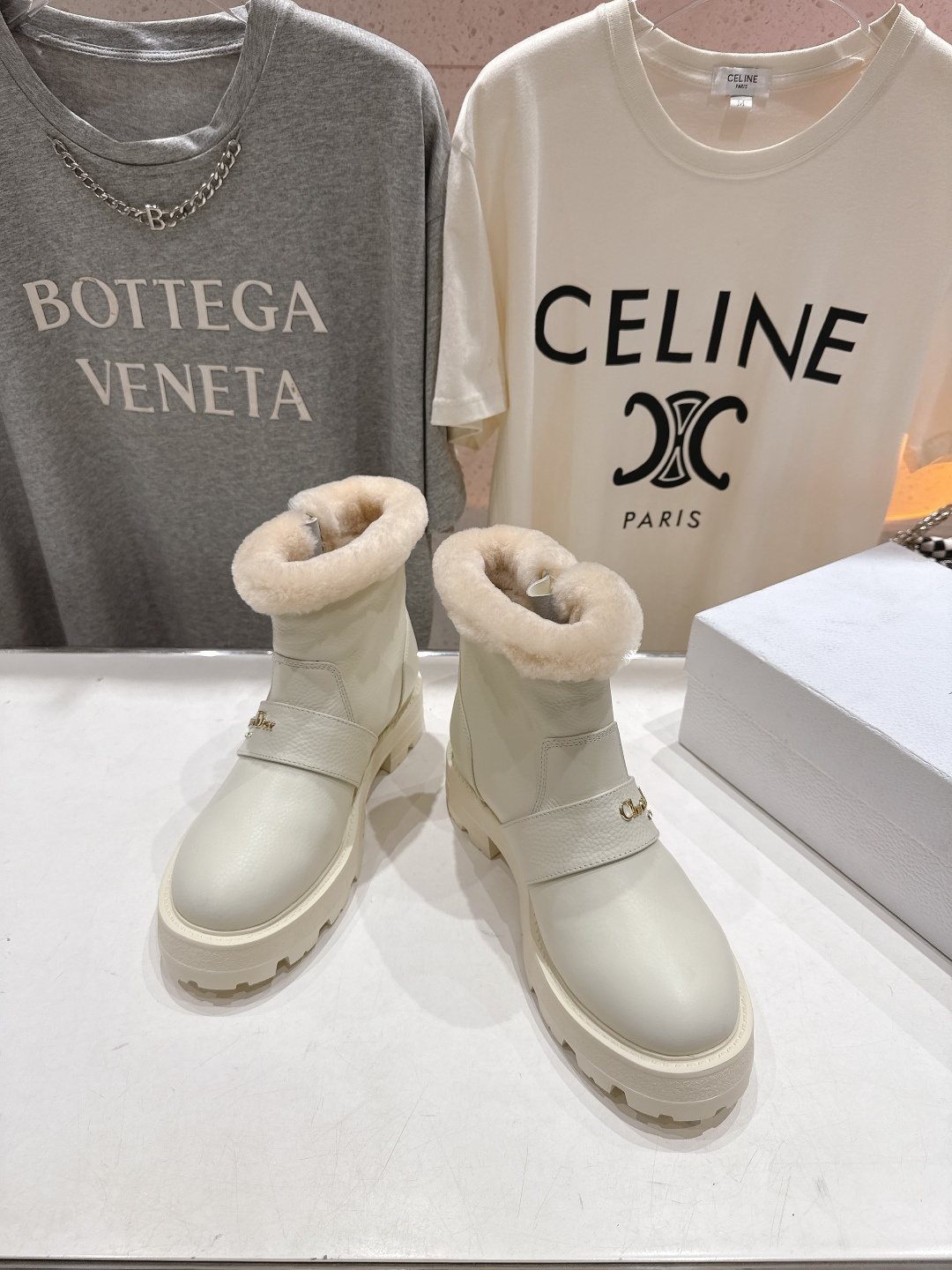 高版本出厂 Dior/迪奥D家F037 2025ss秋冬新品羊毛里平底短靴，经久不衰的马丁靴造型，彰显经