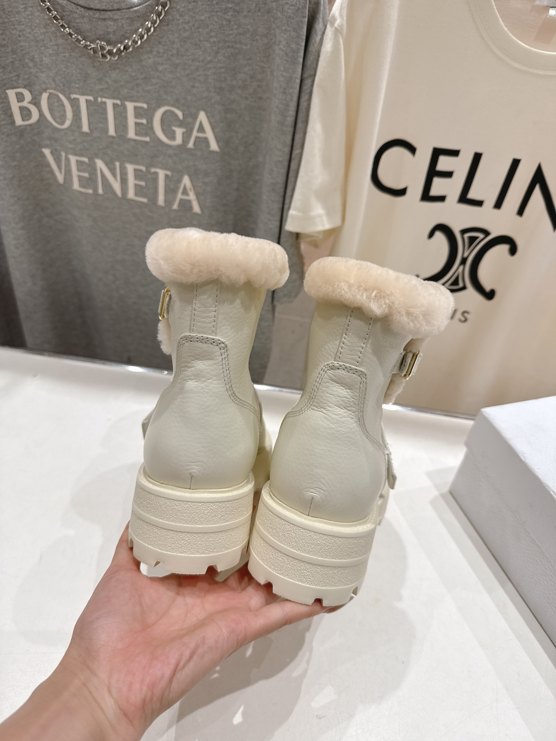 高版本出厂 Dior/迪奥D家F037 2025ss秋冬新品羊毛里平底短靴，经久不衰的马丁靴造型，彰显经