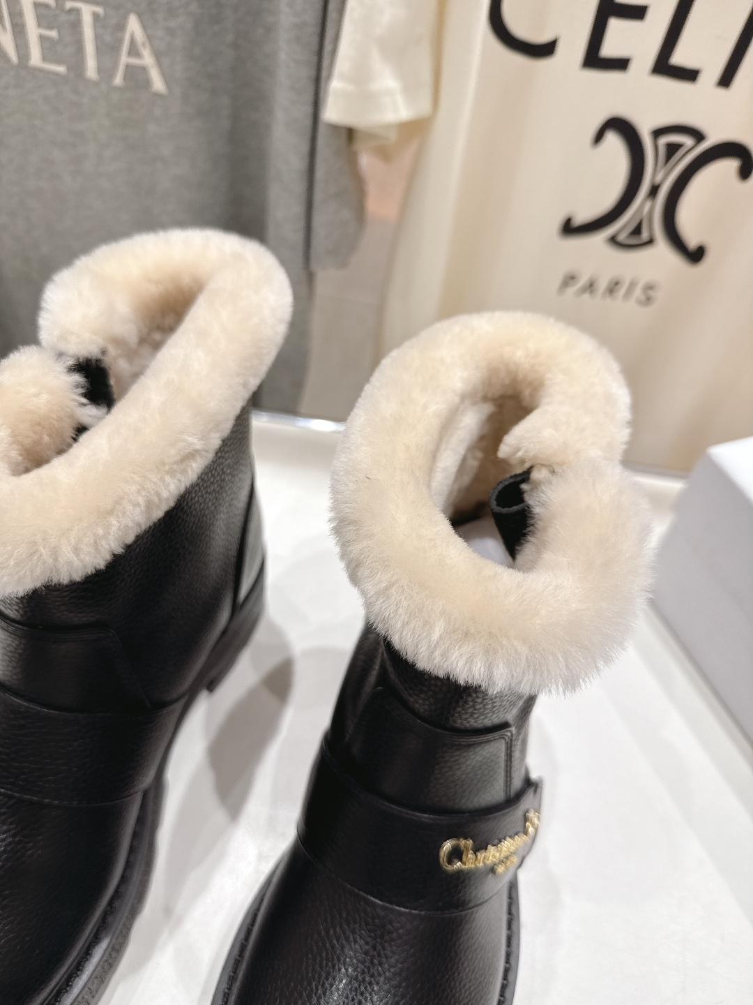 高版本出厂 Dior/迪奥D家F037 2025ss秋冬新品羊毛里平底短靴，经久不衰的马丁靴造型，彰显经