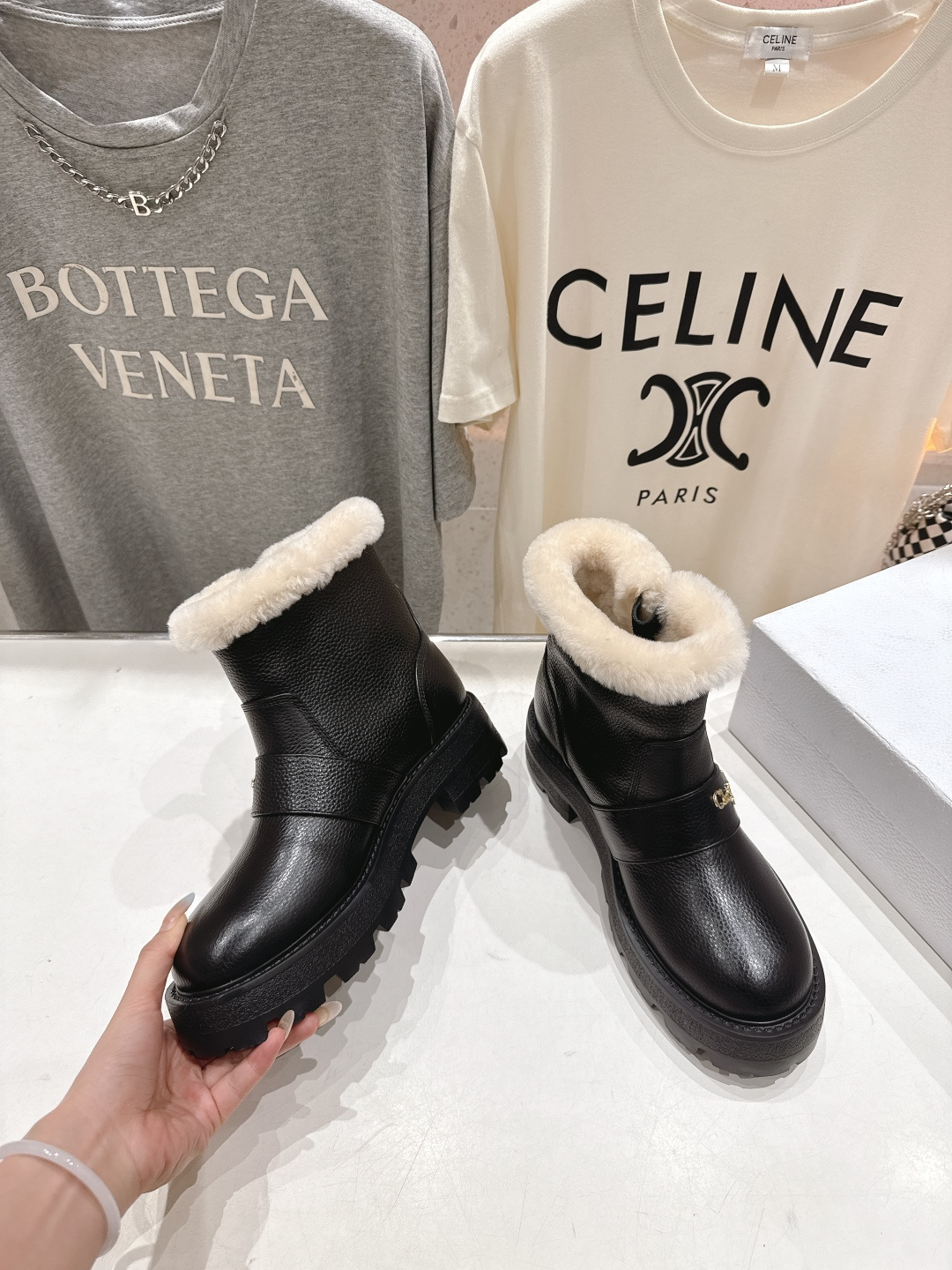 高版本出厂 Dior/迪奥D家F037 2025ss秋冬新品羊毛里平底短靴，经久不衰的马丁靴造型，彰显经