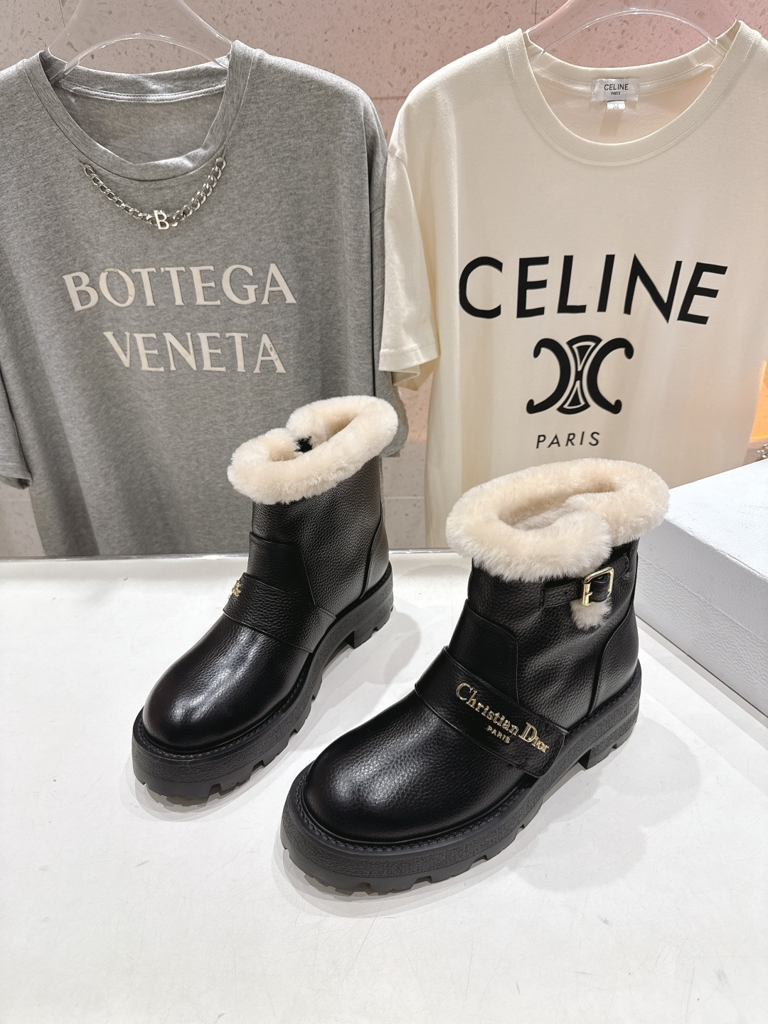 高版本出厂 Dior/迪奥D家F037 2025ss秋冬新品羊毛里平底短靴，经久不衰的马丁靴造型，彰显经