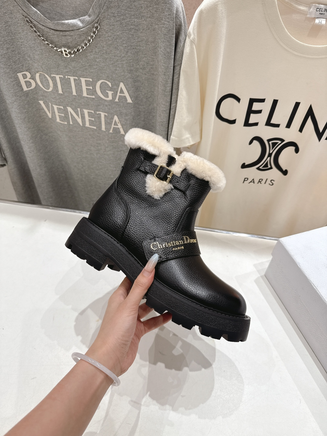 高版本出厂 Dior/迪奥D家F037 2025ss秋冬新品羊毛里平底短靴，经久不衰的马丁靴造型，彰显经