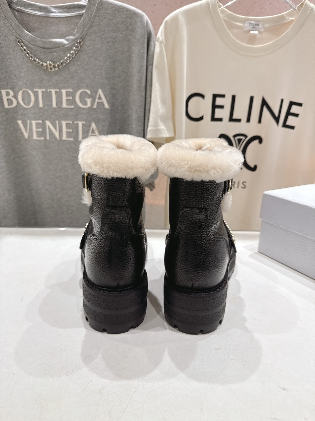 高版本出厂 Dior/迪奥D家F037 2025ss秋冬新品羊毛里平底短靴，经久不衰的马丁靴造型，彰显经