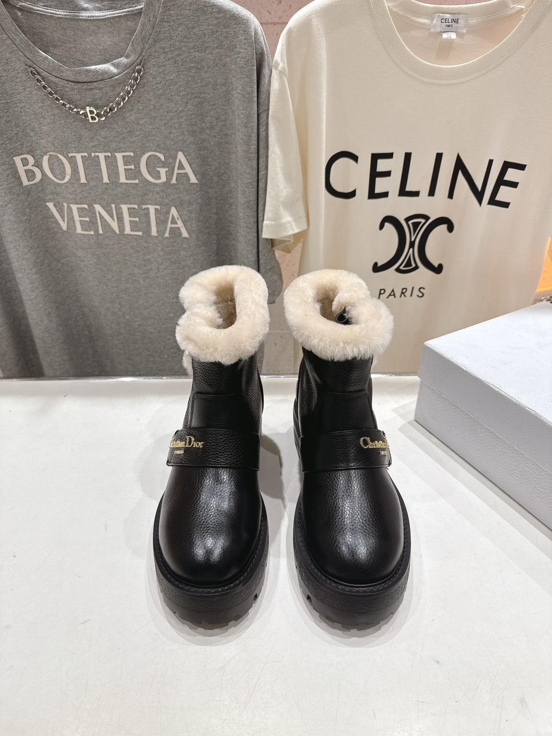 NO:576992,High version Dior/Dior D Home F037 2025ss new autumn and winter wool-lined flat short boots, the long-lasting Martin boots shape, highlighting the classic design, the top version on the market. Made of soft cowhide, creating a casual yet elegant style. There is a Dior gold hardware logo on the side, and the leather sole is decorated with Christian Dior's lucky five-pointed star symbol, and the details are in place. It is made of top-grade imported calfskin, and the entire boot is made of full leather. The interior is imported wool, warm and comfortable.  Original molded hardware Original molded outsole Size35–41 (40.41 custom-made and non-refundable), boots, dior, dior, dior, boots, cowhide19860909高版本  Dior/迪奥D家F037 2025ss秋冬新品羊毛里平底短靴,经久不衰的马丁靴造型,彰显经典设计,市场顶级版本 采用柔软牛皮制作,打造休闲又不失优雅的风格.侧面带有Dior金色五金logo标志,皮革鞋底饰以 Christian Dior的幸运五角星符号,细节处理到位 采用顶级进口小牛皮,整个靴筒都是全皮 内里进口羊毛,保暖舒适 原版开模五金  原版开模大底 Size35–41 (40.41定做不退换),靴子,dior,dior,dior,boots,cowhide,Women's Shoes