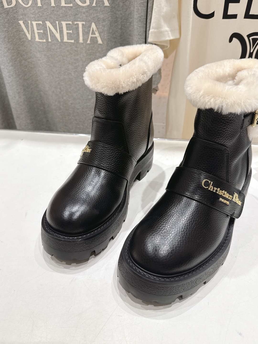 高版本出厂 Dior/迪奥D家F037 2025ss秋冬新品羊毛里平底短靴，经久不衰的马丁靴造型，彰显经