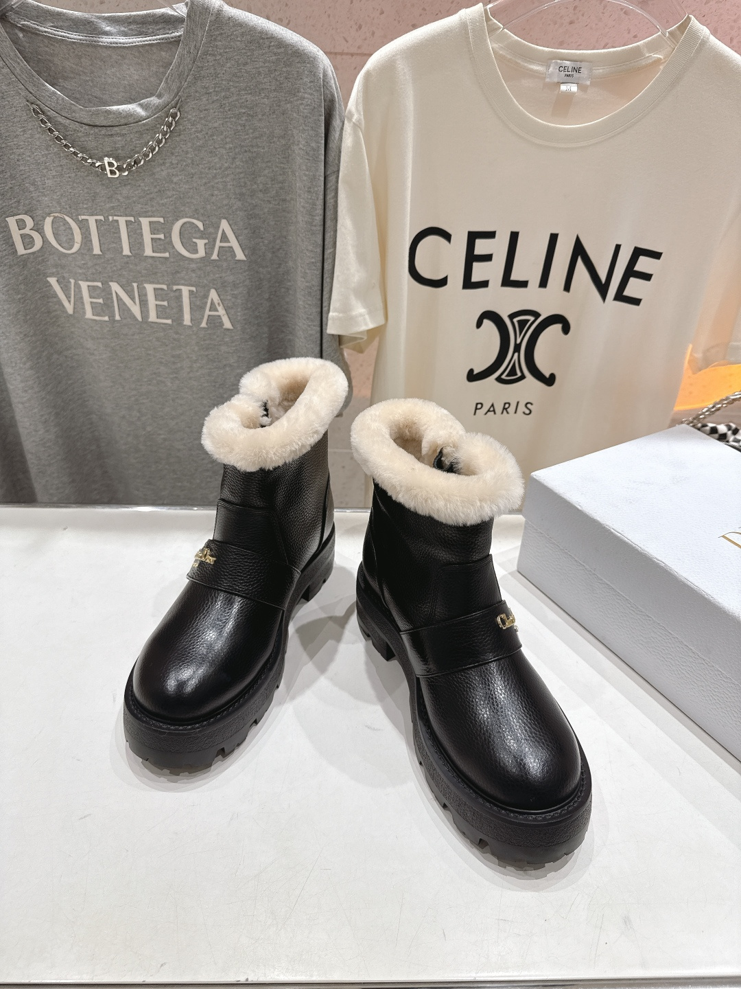 高版本出厂 Dior/迪奥D家F037 2025ss秋冬新品羊毛里平底短靴，经久不衰的马丁靴造型，彰显经